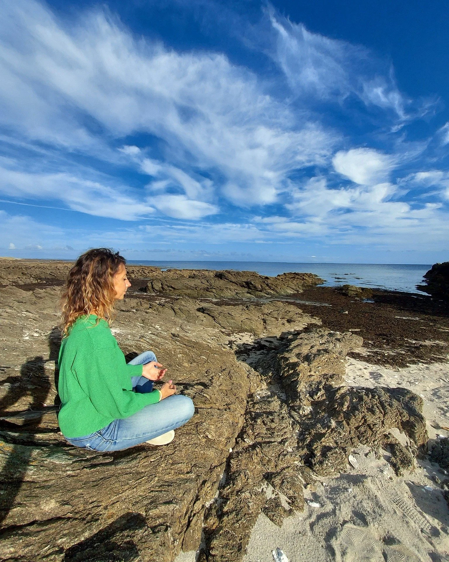 Une journ&eacute;e pour revenir &agrave; toi &mdash; corps, c&oelig;ur, esprit et m&eacute;diumnit&eacute;

Au rythme des vagues, au souffle du vent, au contact du vivant.
Tu te sens d&eacute;connect&eacute;&middot;e de toi-m&ecirc;me ? Tu portes tro