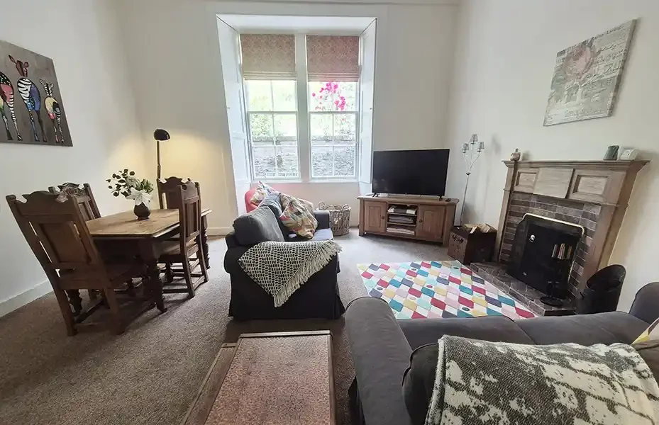 woll-estate-retreats-garden-flat-living-dining-room.webp