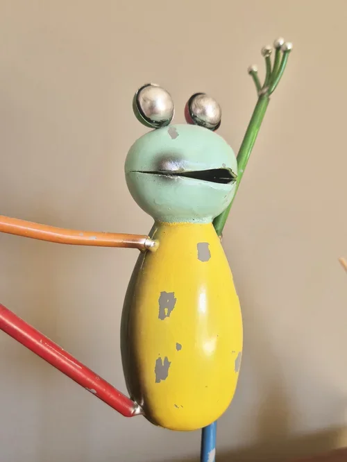 woll-estate-retreats-house-yoga-frog-statue.webp