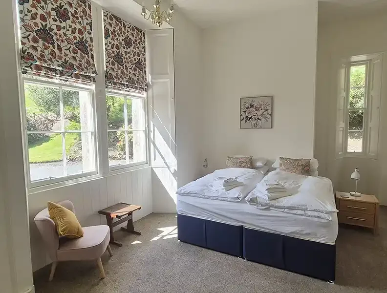 woll-estate-retreats-garden-flat-bedroom.webp