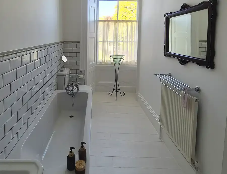 woll-estate-ensuite-bathroom-window.webp