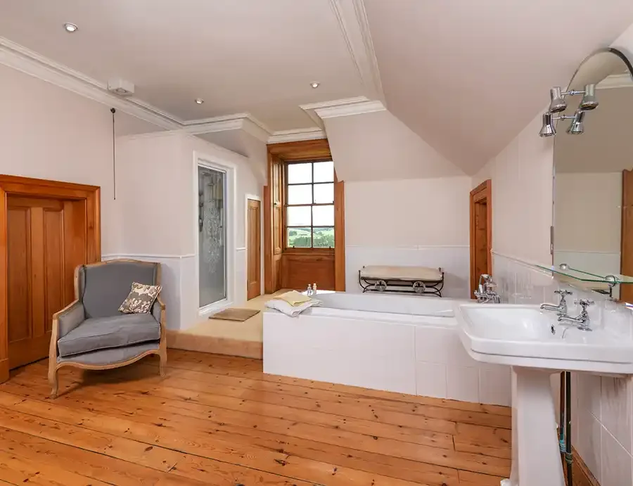 woll-estate-retreats-large-bathroom.webp