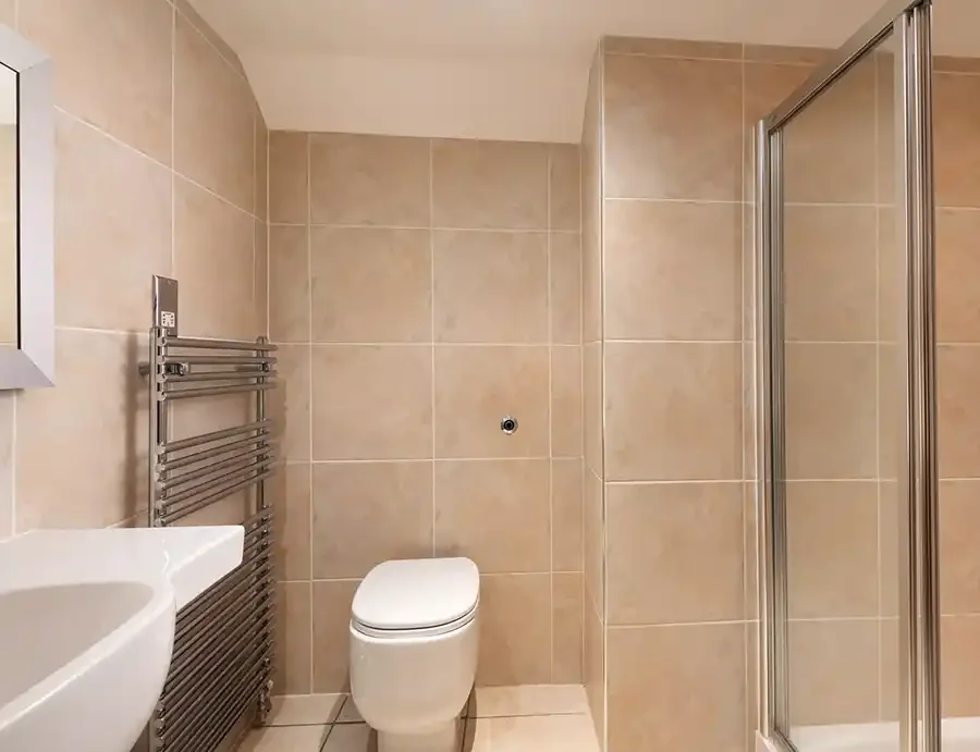 woll-estate-retreats-bedroom-shower-room.webp