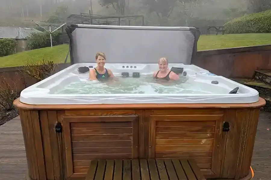 woll-estate-yoga-retreat-accommodation-hottub-deck.webp