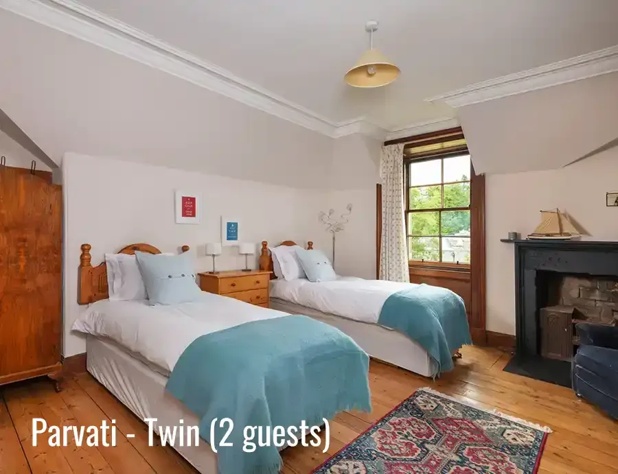 woll-estate-retreats-bedroom-parvati.webp