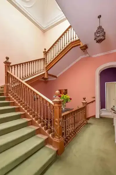 woll-estate-retreats-house-landing-staircase.webp