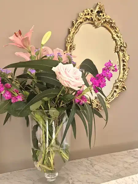 woll-estate-retreats-house-flower-vase-mantel.webp
