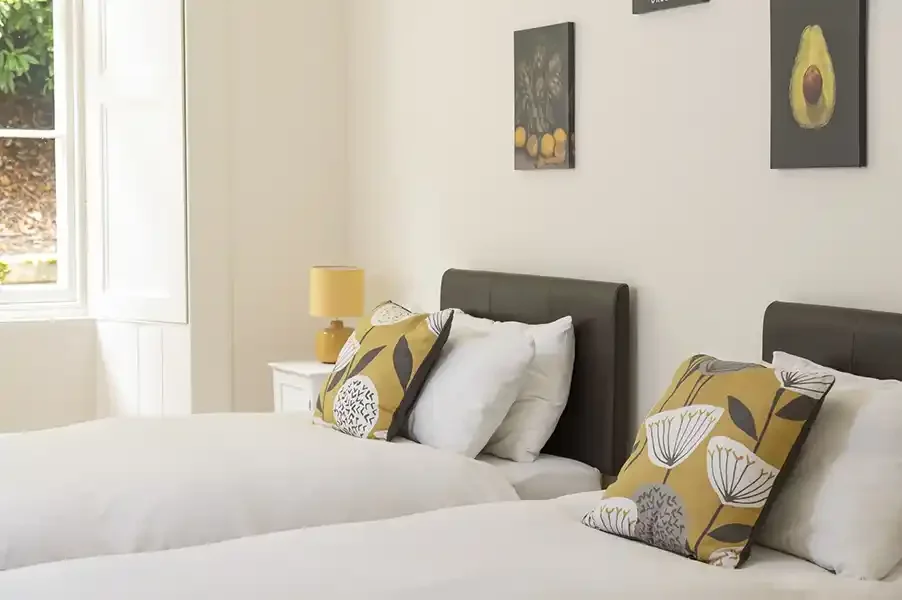 woll-estate-retreats-garden-flat-twin-beds.webp