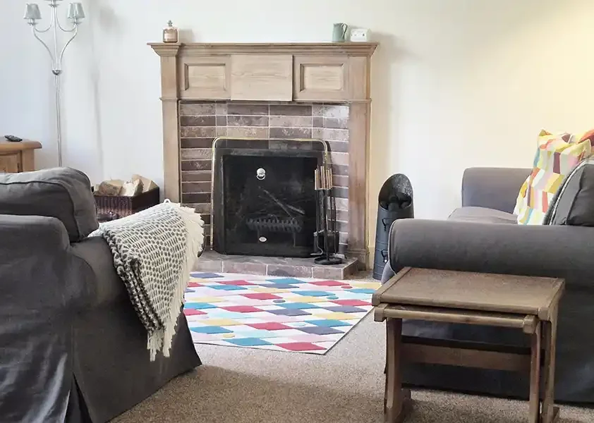 woll-estate-retreats-garden-flat-livingroom.webp