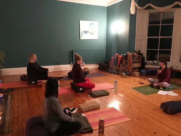 woll-estate-yoga-retreat-class-group.webp