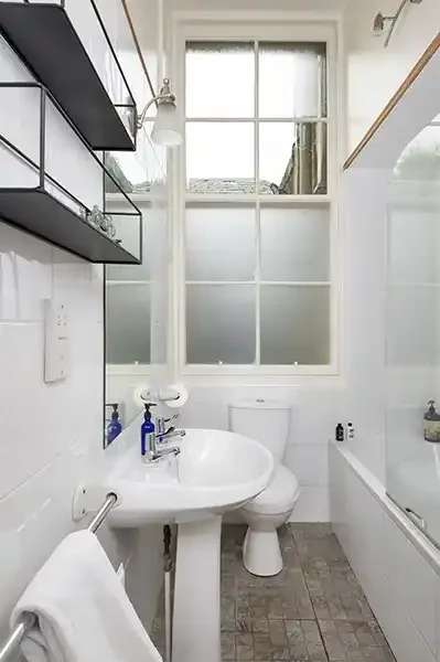 woll-estate-retreats-garden-flat-bathroom.webp