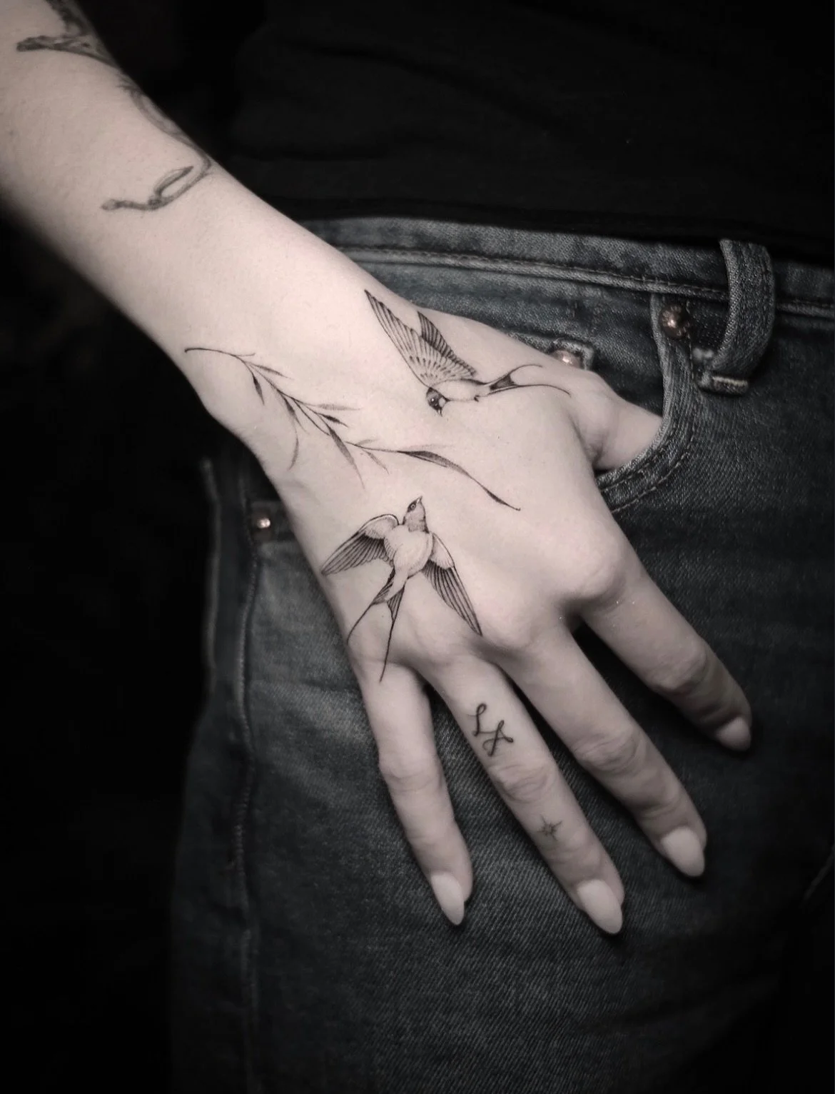 Love this hand composition by our girl @victoriado check her page for booking info x