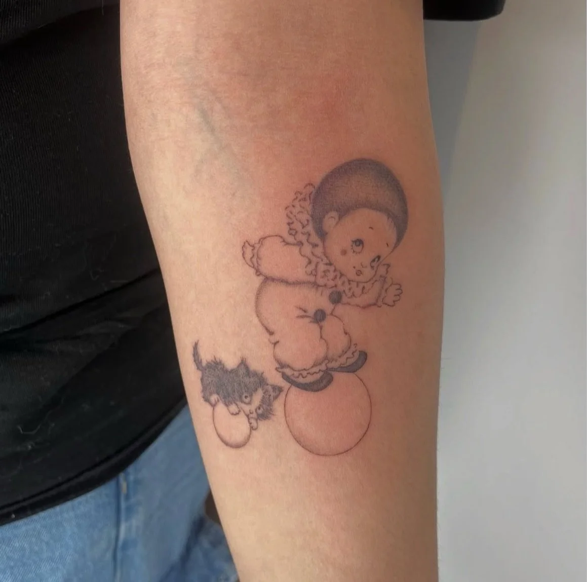 The cutest clown by @lunatatudora 
DM Luna for bookings