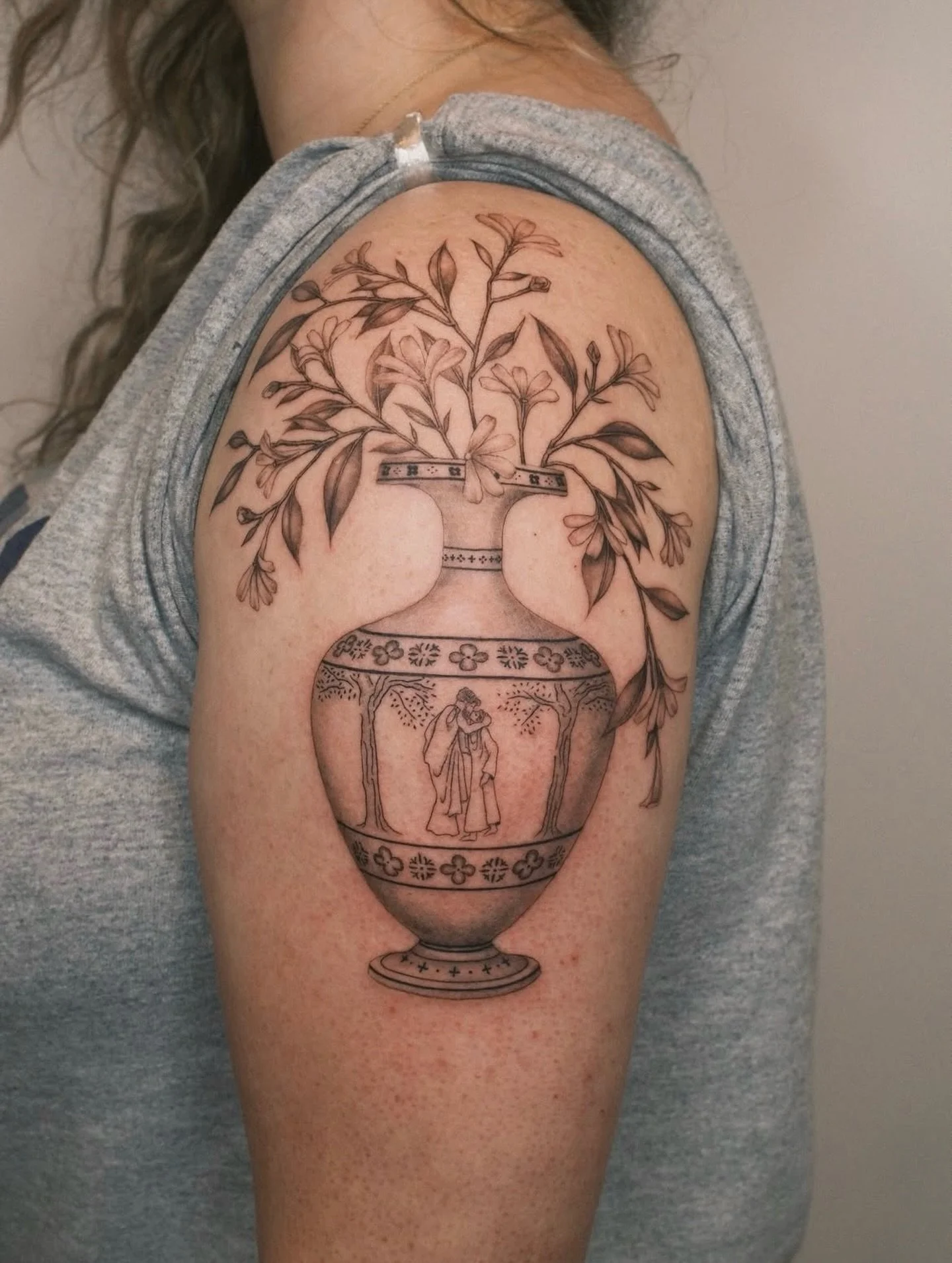 Stunning vase made by @delourdes.tattoo !
