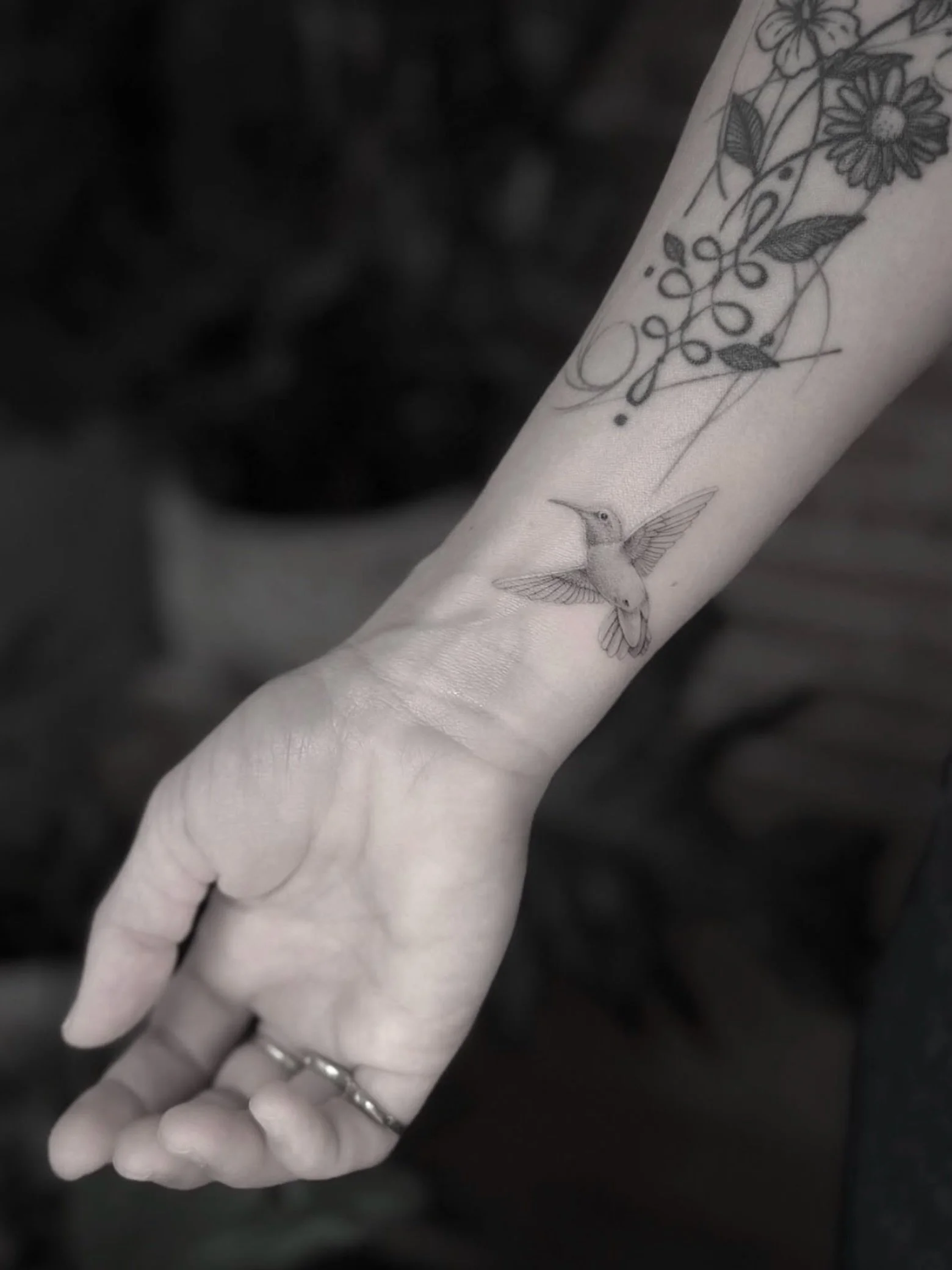 Stunning humming bird by @victoriado 🪶
Contact Victoria for bookings!