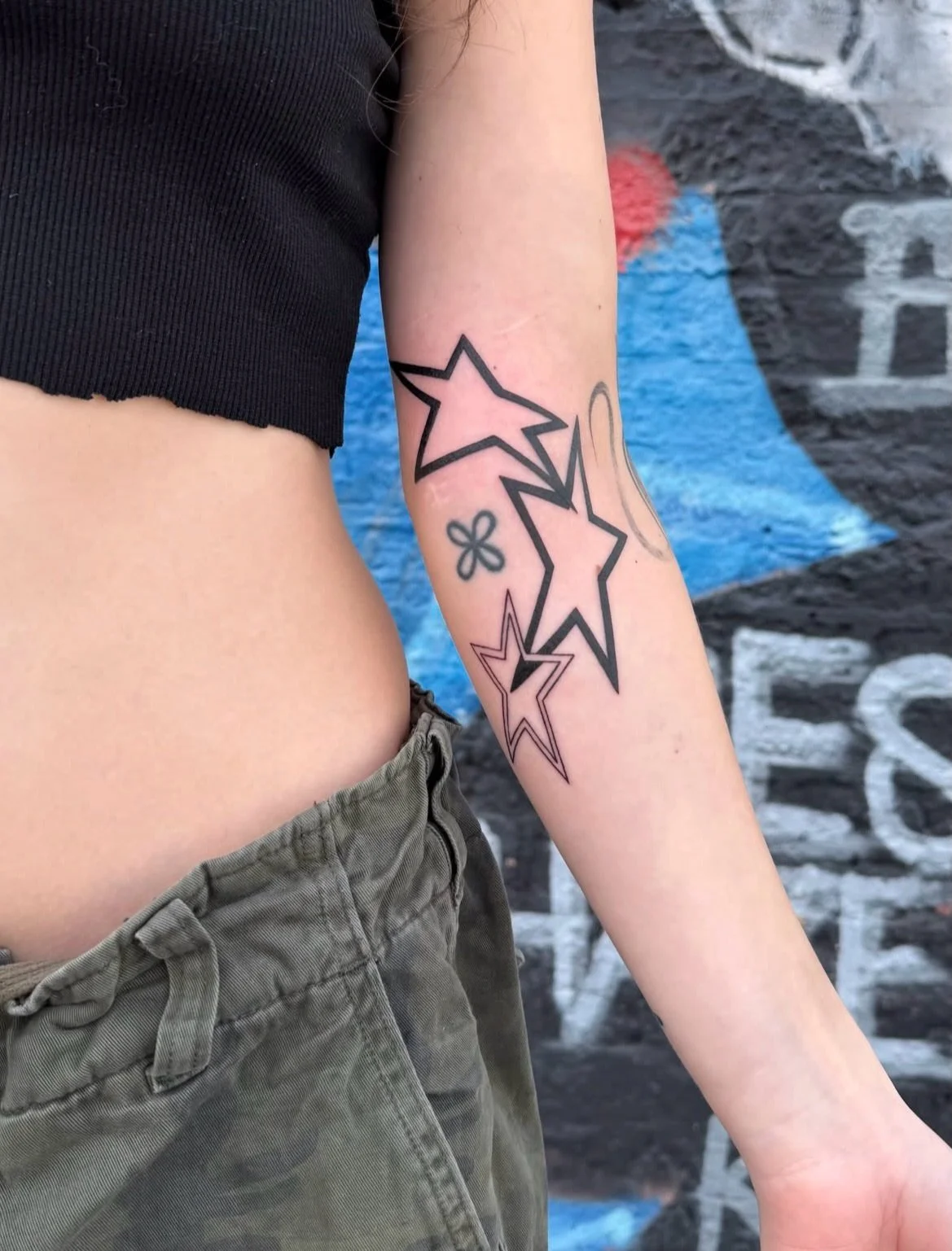 How sick are these little mid-arm stars! ✨ We love the placement and design done by @lunatatudora in the studio 🏠🖤
📍Venice, CA