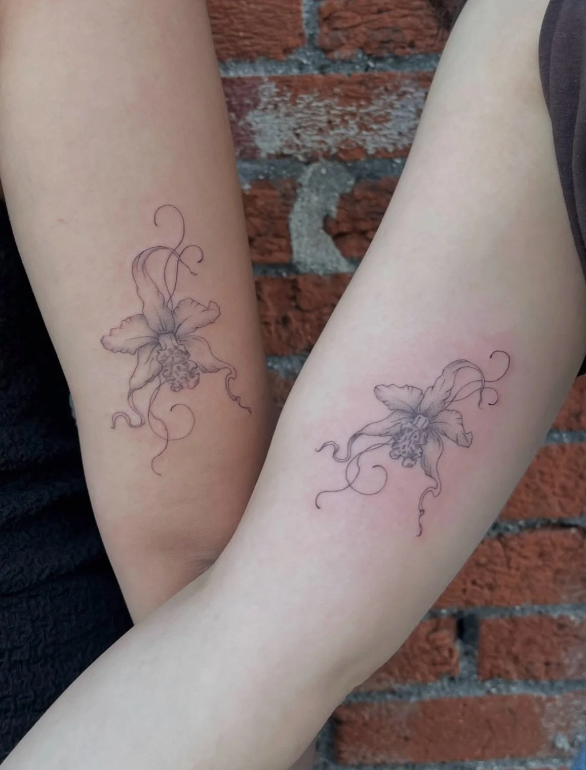 Beautiful matching sister tattoos made by @lunatatudora 🌸❣️ Dm Luna for more info!