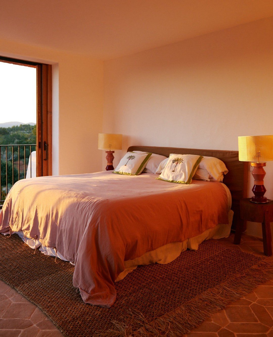 TIPS FOR LIGHT⁠
⁠
💡⁠
⁠
Redder light of course feels richer and cosier, but it also has a physiological effect: ⁠
⁠
Your body will release more melatonin, which helps you relax and wind down for sleep. ⁠
⁠
credit @danielschaeferstudio⁠
⁠
#light #bedr