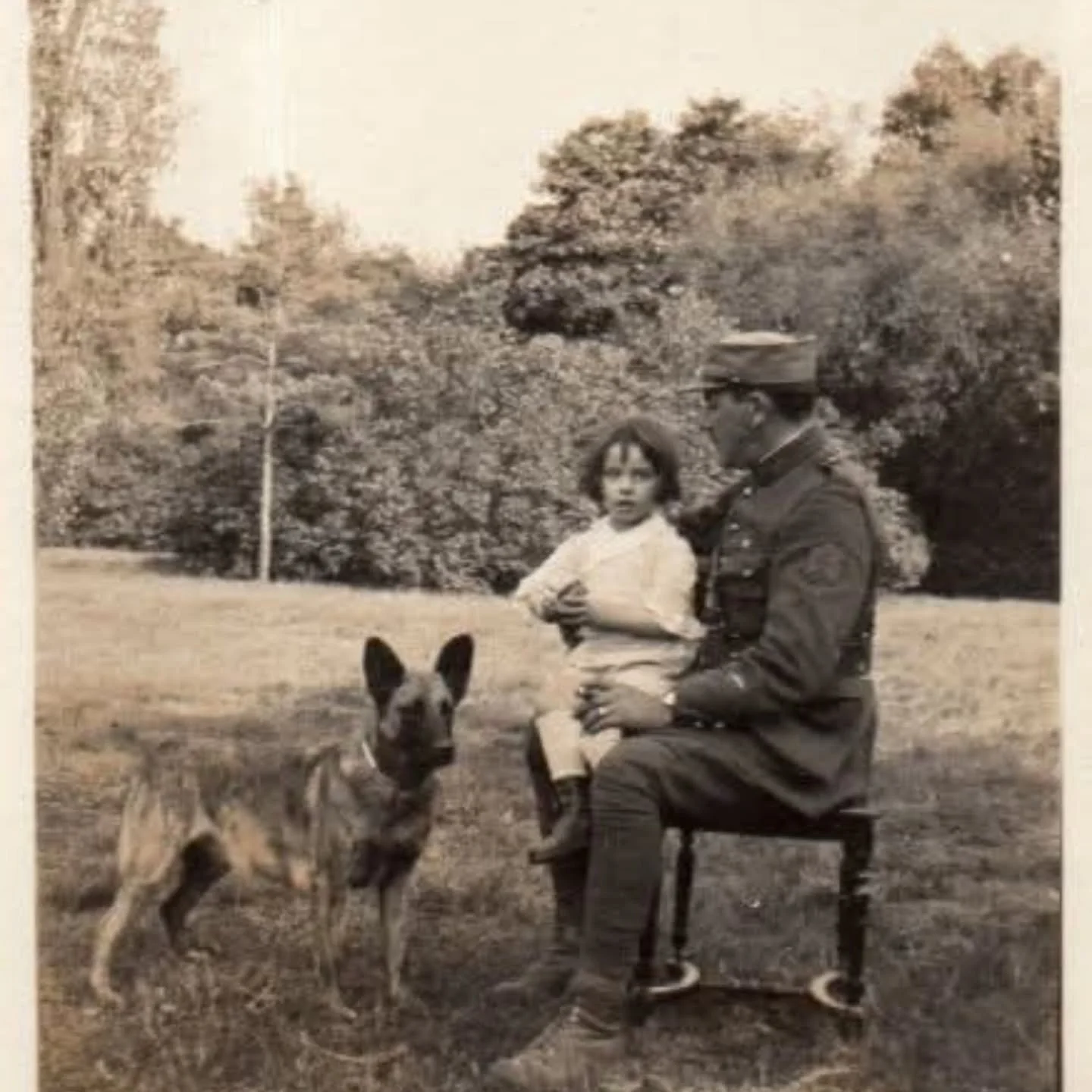 Malinois History:

A French soldier with his daughter and a Malinois (c. 1914)
