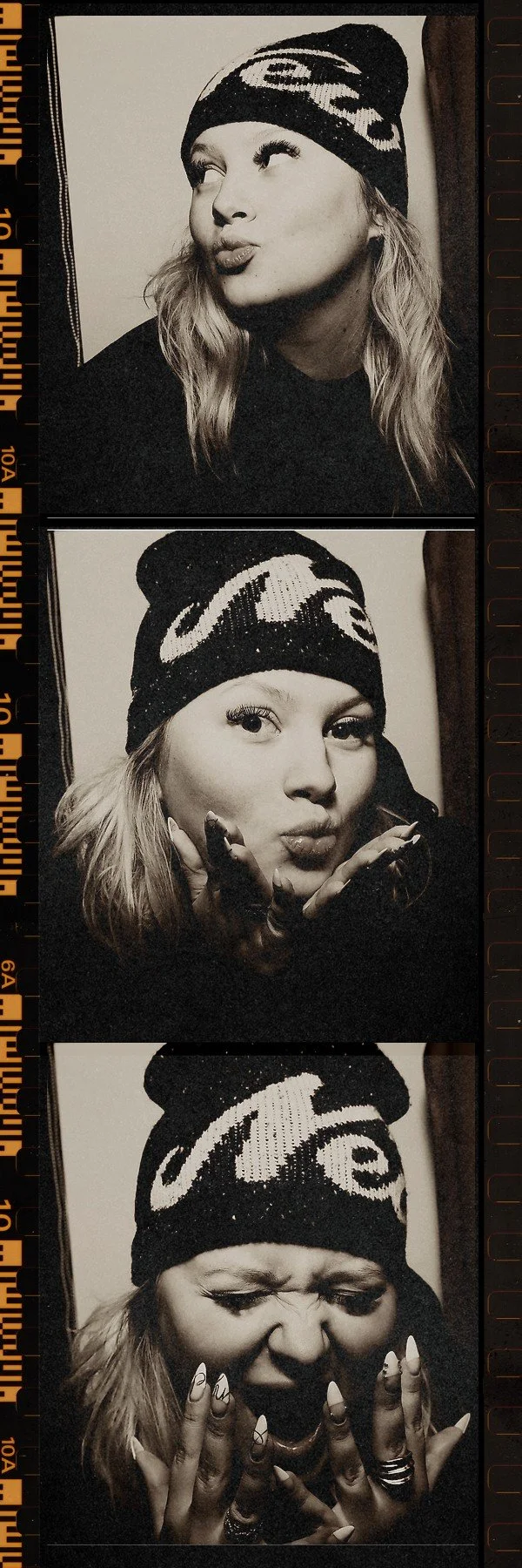 Kolmesta mustavalkoisesta valokuvasta nuori nainen poseeraa eri tavalla hatun kanssa. Ensimmäisessä kuvassa hän hymyilee leikiten, toisessa hän on vakavampi ja leikkii poskeaan ja korviaan, ja kolmannessa hän on kiihkeästi irvistämässä ja hekottaa.