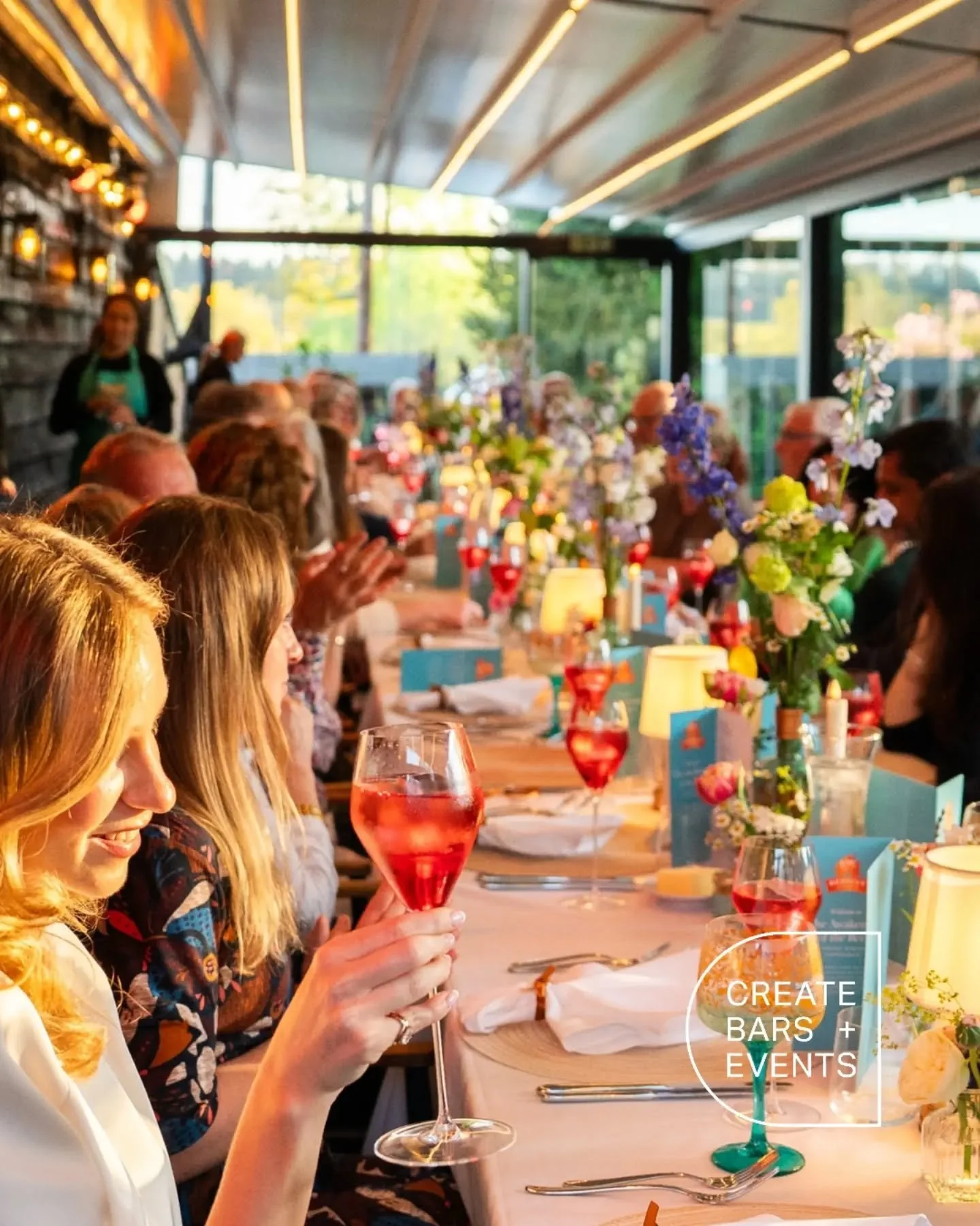 Autumn evenings, cocktails and a pretty spectacular setting. 🍸🍂 

A beautiful evening at @silentpooldistillers the Silent Pool Distillery for the Surrey Hills Harvest Dining &amp; Cocktails Experience.

Seasonal food, expertly crafted cocktails, li