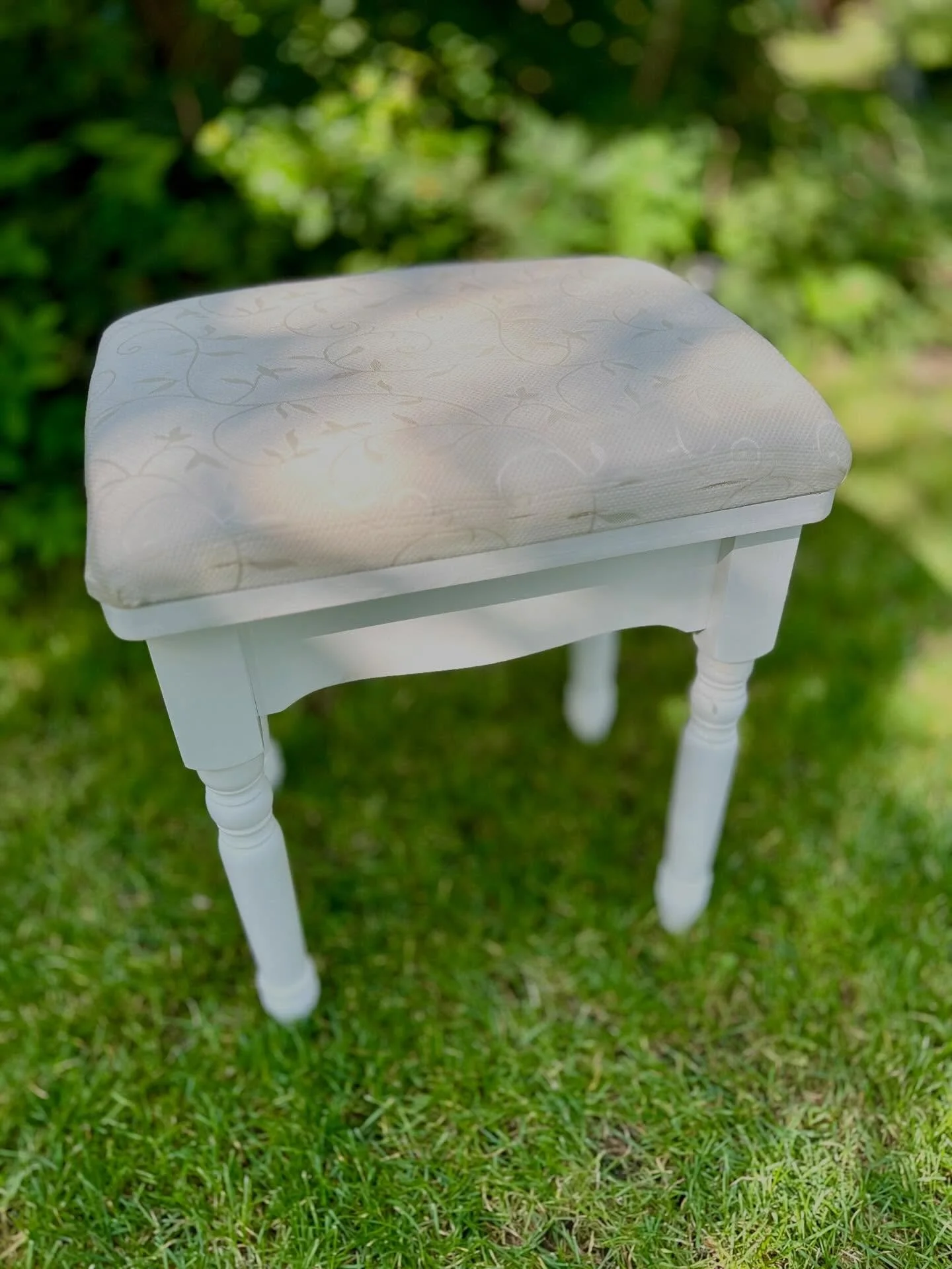 SOLD - Hocker mit cremewei&szlig;em gemustertem Stoff bezogen und geschwungenen wei&szlig;en Holzbeinen - zu finden unter SweetSingleThings - Vintage, Shabby, M&ouml;belst&uuml;cke und Wohnaccessoires