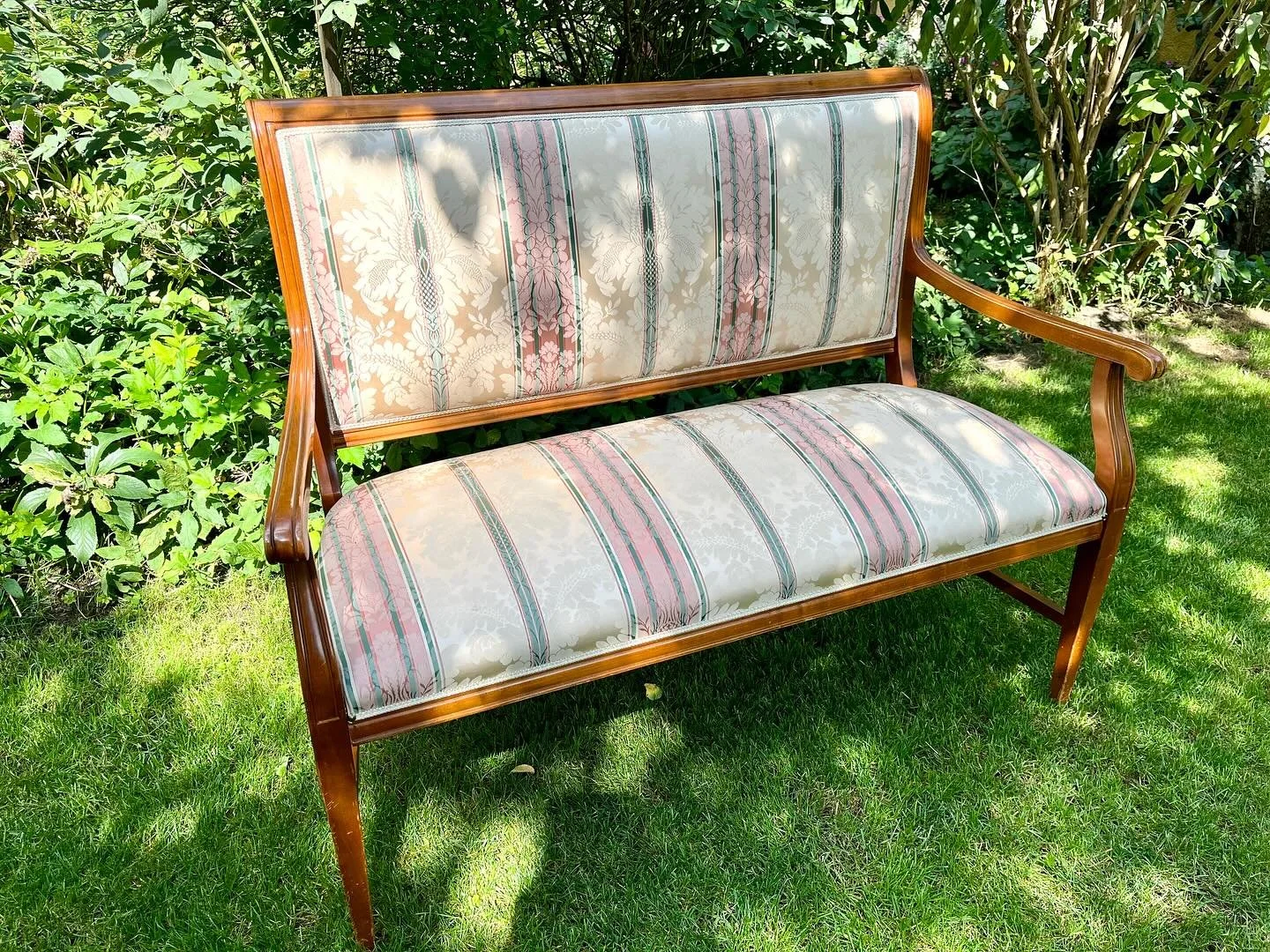 SOLD - Couch, Sofa, Kanapee, Biedermeier Stil, bezogen mit einem cremewei&szlig;en, altrosafarbenen, gestreiften Stoff mit rehbraunen geschwungenen Holzbeinen und Armlehnen - Vintagestyle, Shabby, Lieblingsst&uuml;ck - SweetSingleThings