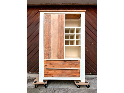 SweetSingleThings - positive Kundenbewertung - Review - Kleinanzeigen - großer französischer Vintage Landschrank - Küchenschrank mit Schranktür, Weinfächern und Schublade - Foto vor Garagentor - Benutzerin Sonja - Oktober 2025 - Susanne Kernchen