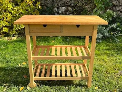 SweetSingleThings - positive Kundenbewertung - Review - Kleinanzeigen - Verkauf - Vintage Holz Servierwagen - Foto im Garten auf grüner Wiese - Benutzerin Miriam - Oktober 2025 - Susanne Kernchen