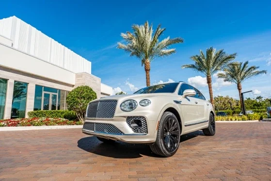 Drive the Coastline: The Sarasota Motor Club Beach Experience