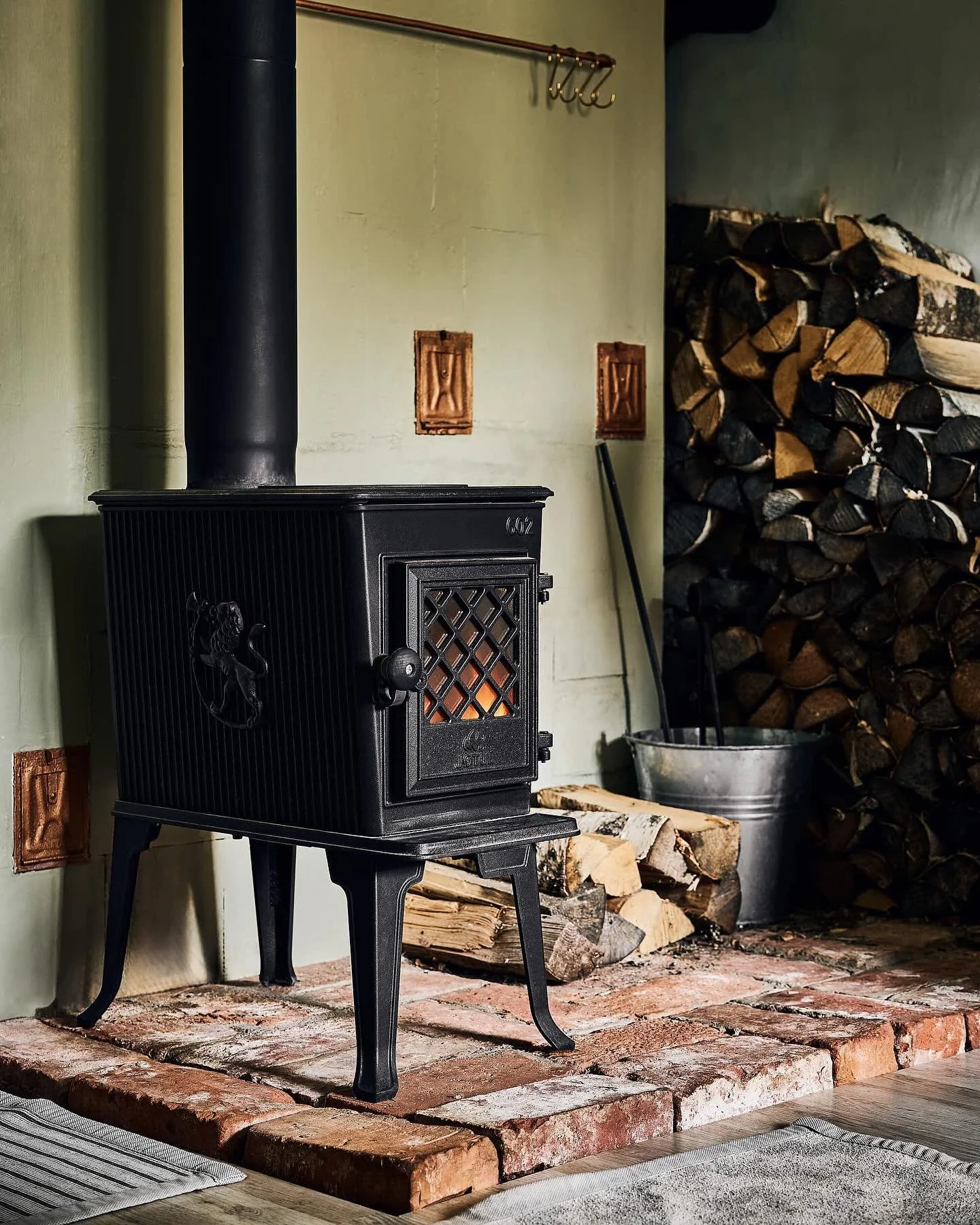 🔥K&otilde;ik romansid ei s&uuml;tti leegiga, m&otilde;ni algab haamri ja tolmupilvega🔥

M&ouml;&ouml;dunud s&uuml;gisel l&otilde;hkusime v&auml;lja vana ahju, mis n&auml;htavasti juba tahtis
minna. Seda hoidsid koos vaid tolm, tahm ja tahtej&otilde