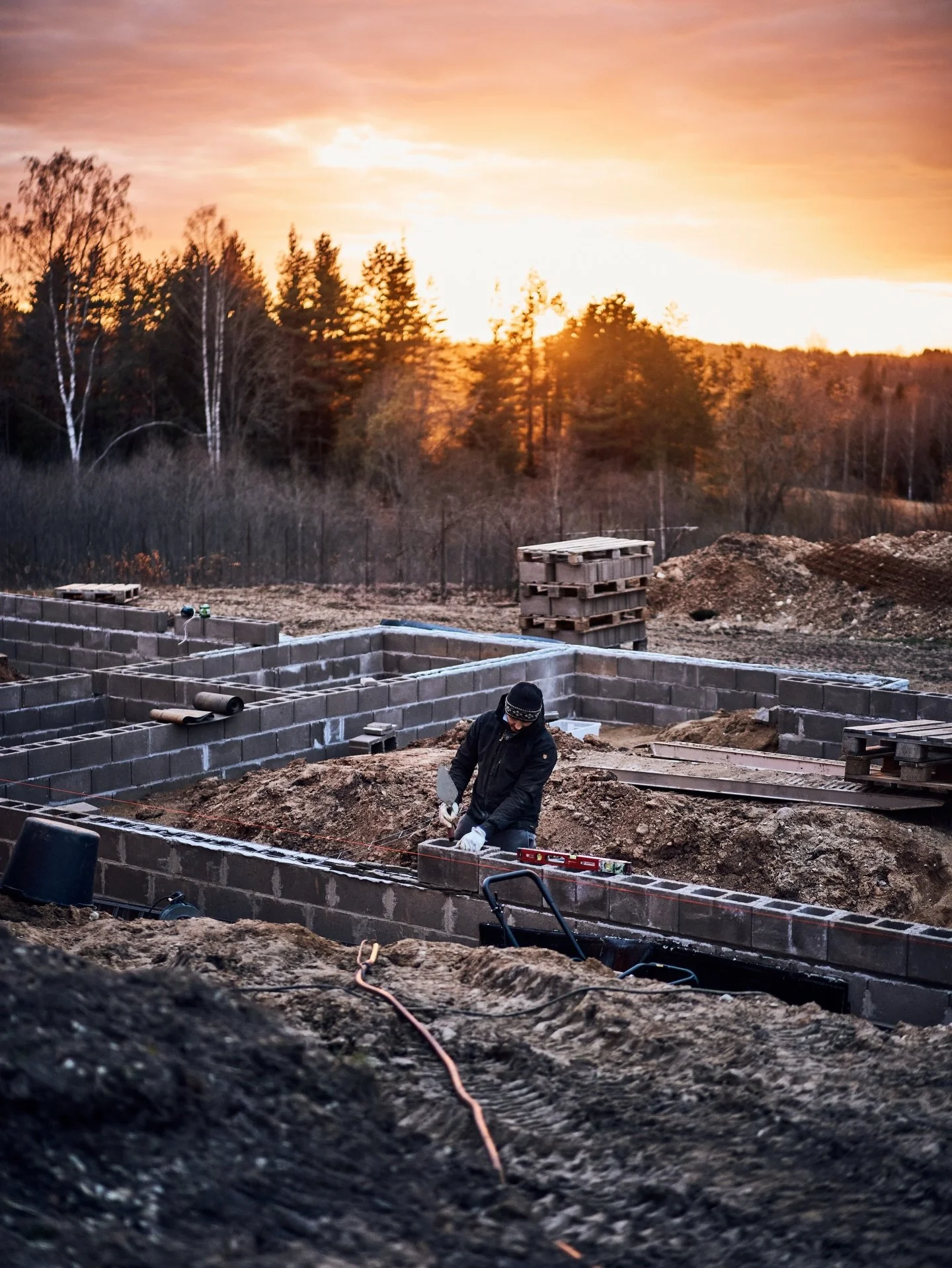 Majaehitus🏠

Me pole seni oma 2025. aasta suurimat ettev&otilde;tmist veel eriti jaganud. See projekt on hell ja seni veel toores. Ja fundamentaalne.

Sel aastal juhtus kogu tavap&auml;rase maaelu kaose (lumi, pori, kahtlased loomaj&auml;ljed, ident
