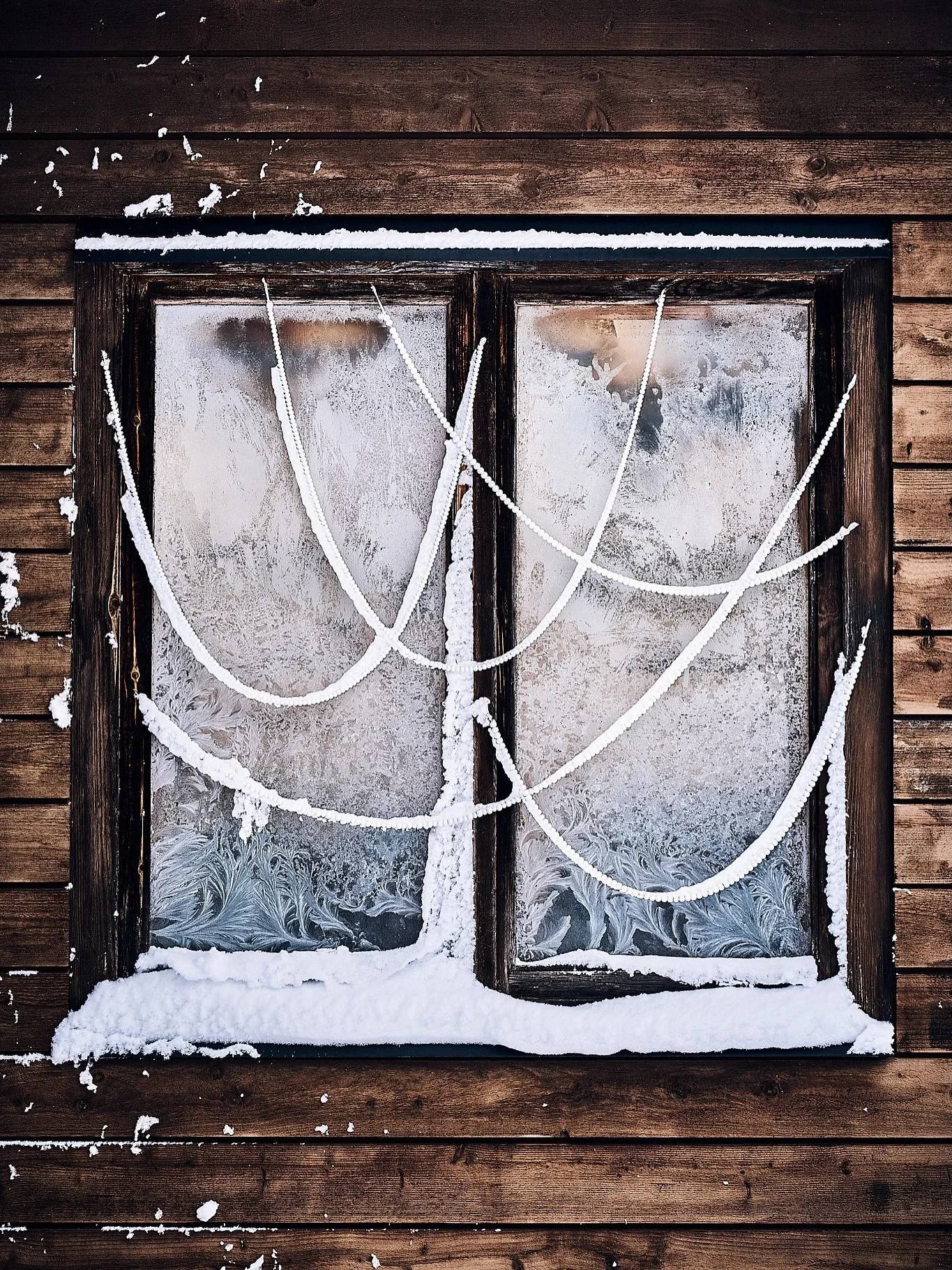 Panin puidust helmed kevadel paarile aknale lindude kaitseks. &ldquo;Unustasin&rdquo; need maha v&otilde;tta. Tundub, et toimivad ka talvekaunistustena.
Muul ajal n&auml;eb meie kodu v&auml;lja nagu hipsteripesa.