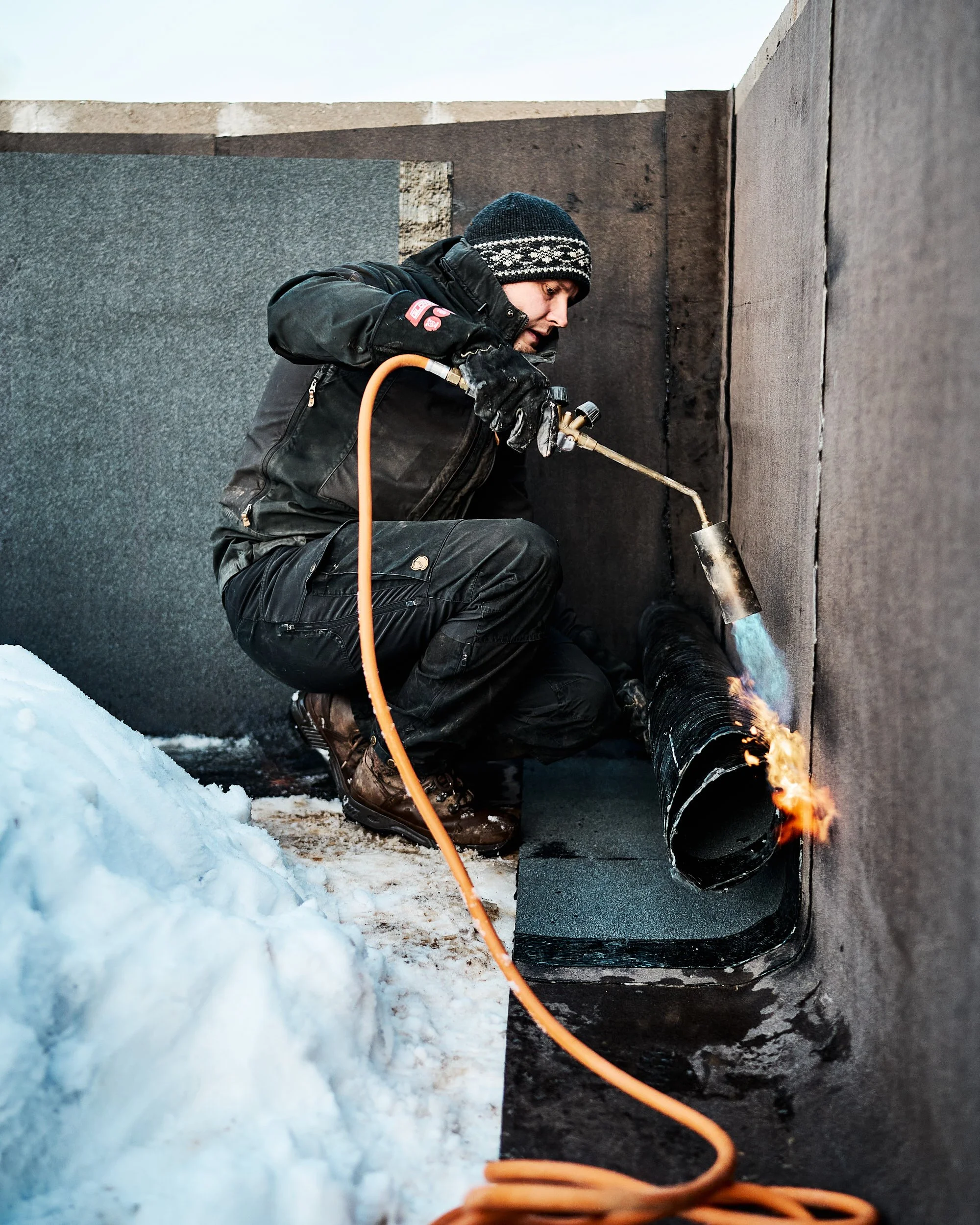 Vundamendi hüdroisolatsiooni paigaldamine Tsema talu uue maja ehitusel.