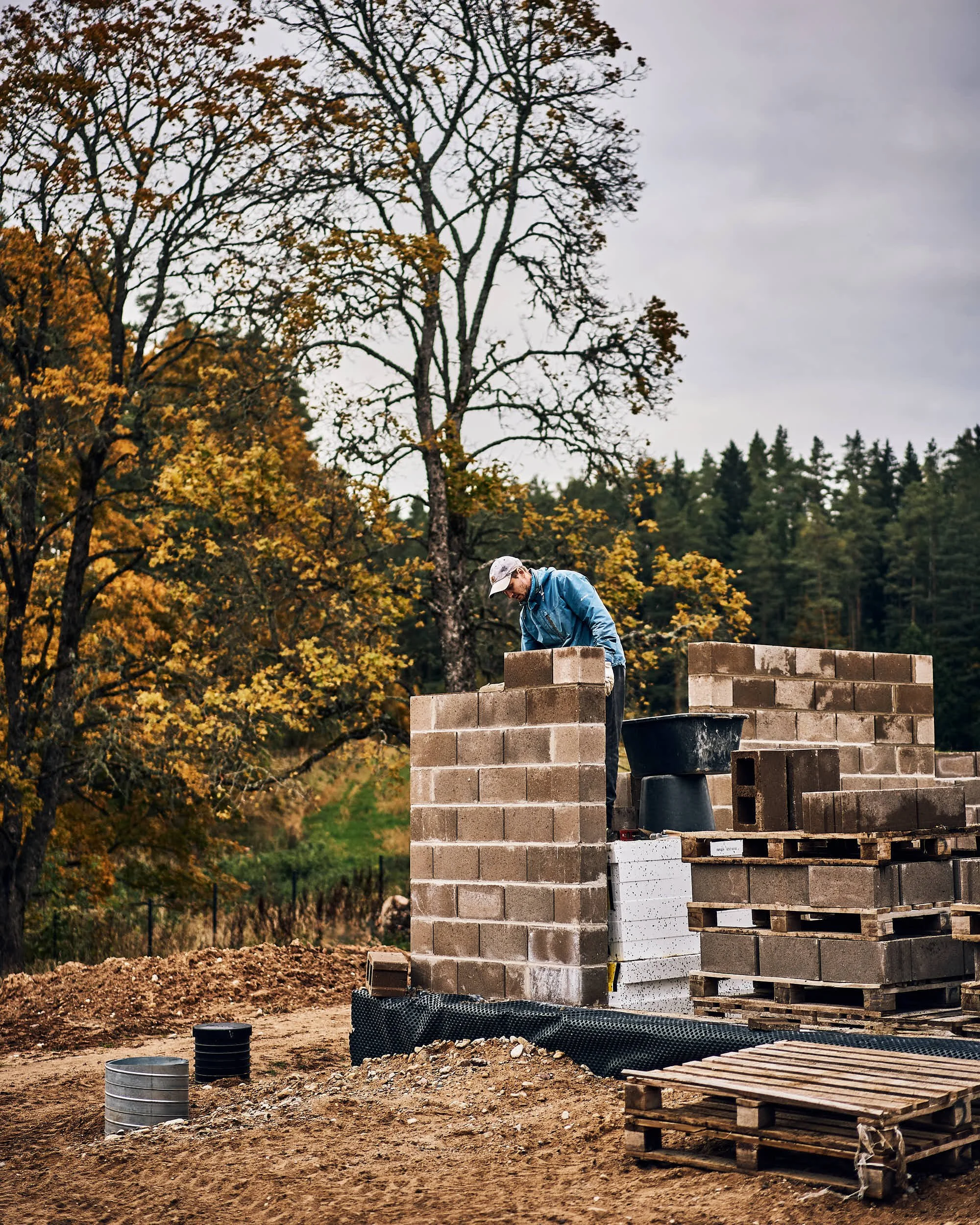 Müüritööd Tsema talu uue maja ehitusel sügiseses maastikus.