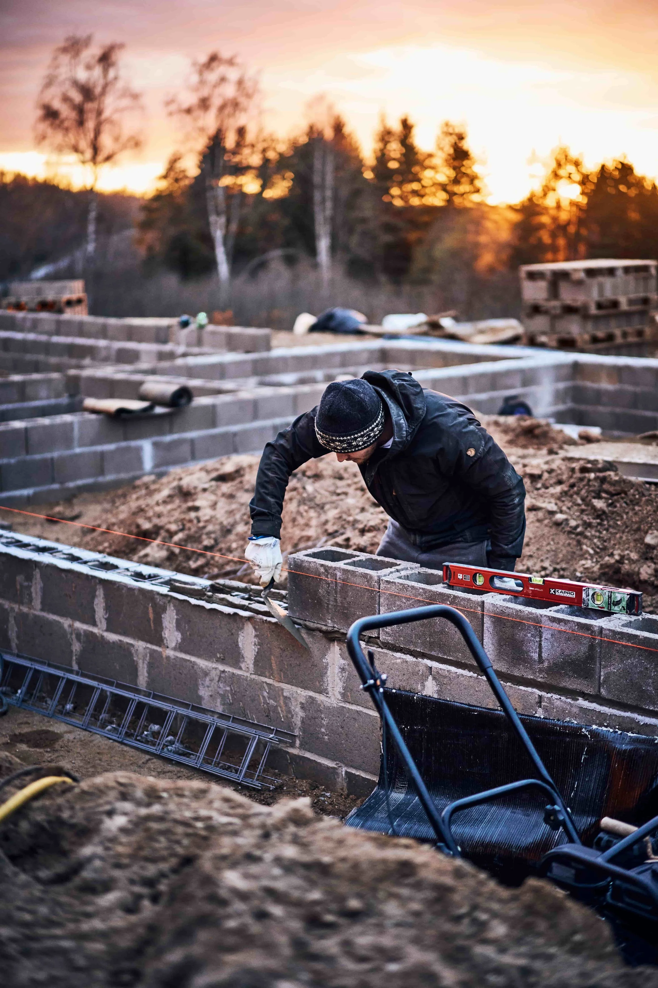 Uue maja vundamendi ladumine Tsema talus Lõuna-Eestis, õhtuses valguses.