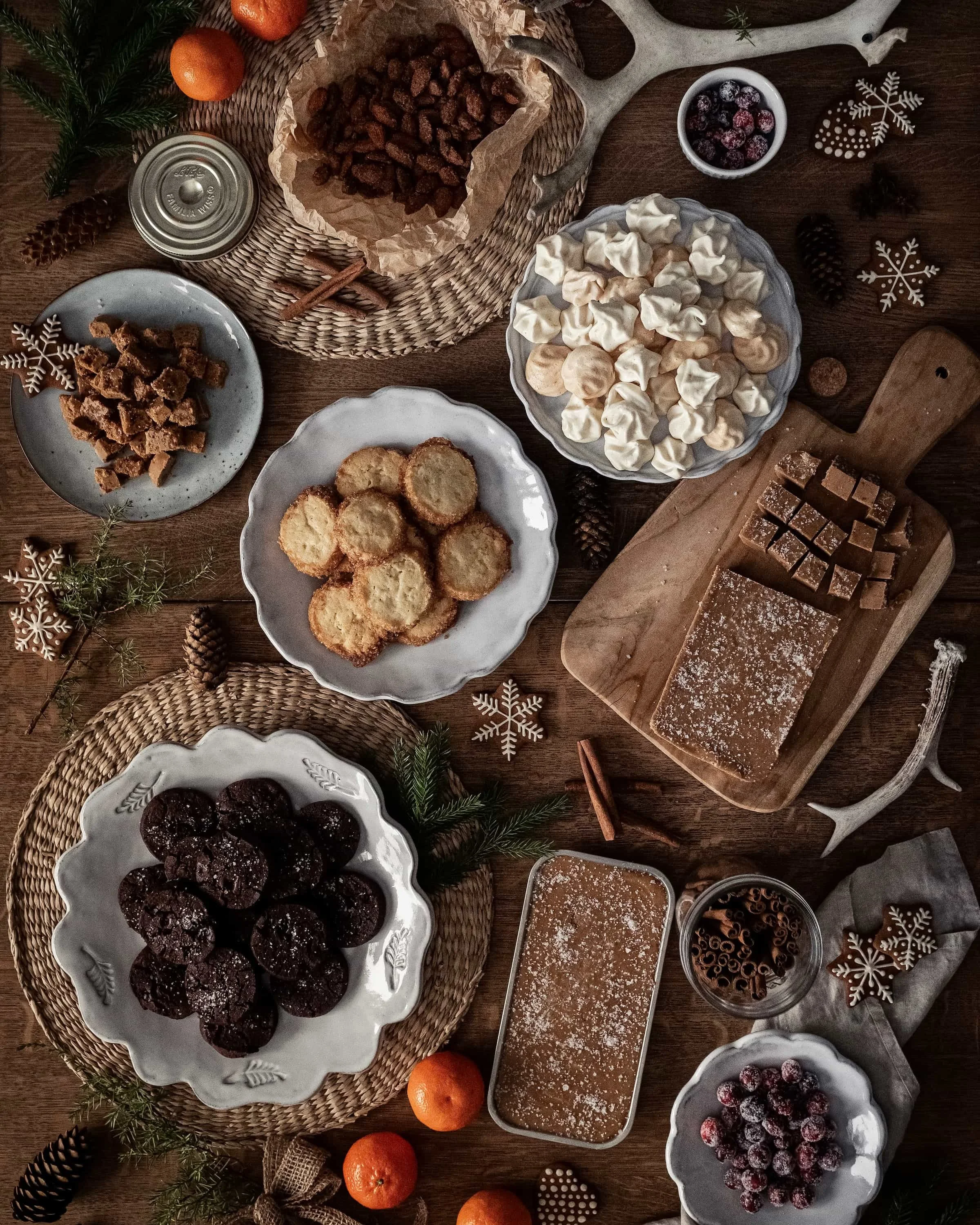 Jõululaud maiustustega - küpsised, iiris, mandariinid, beseed, mandlid, jõhvikad suhkrus