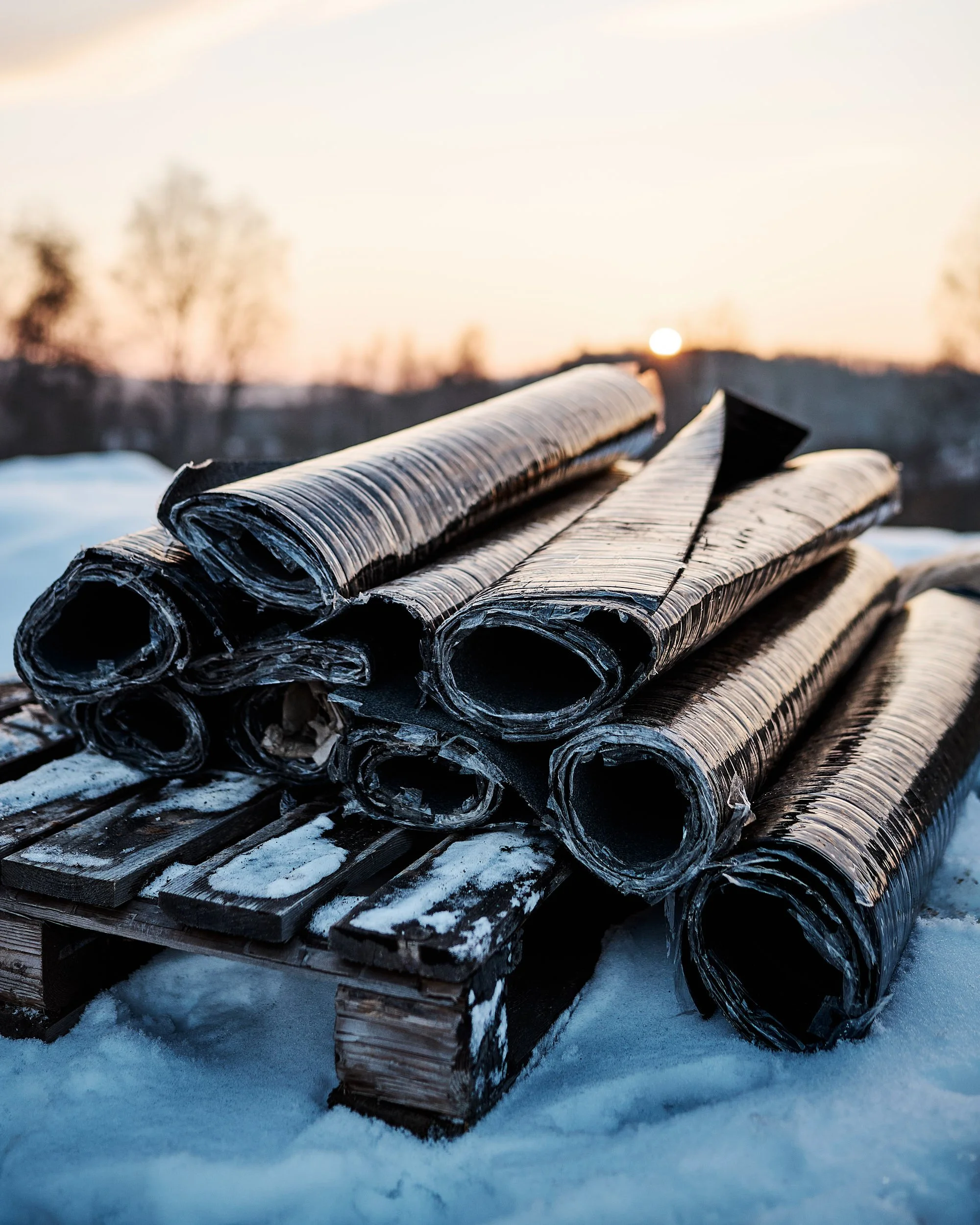Ehitusmaterjalid Tsema talu uue maja ehitusel Lõuna-Eestis, talvine detailvaade.