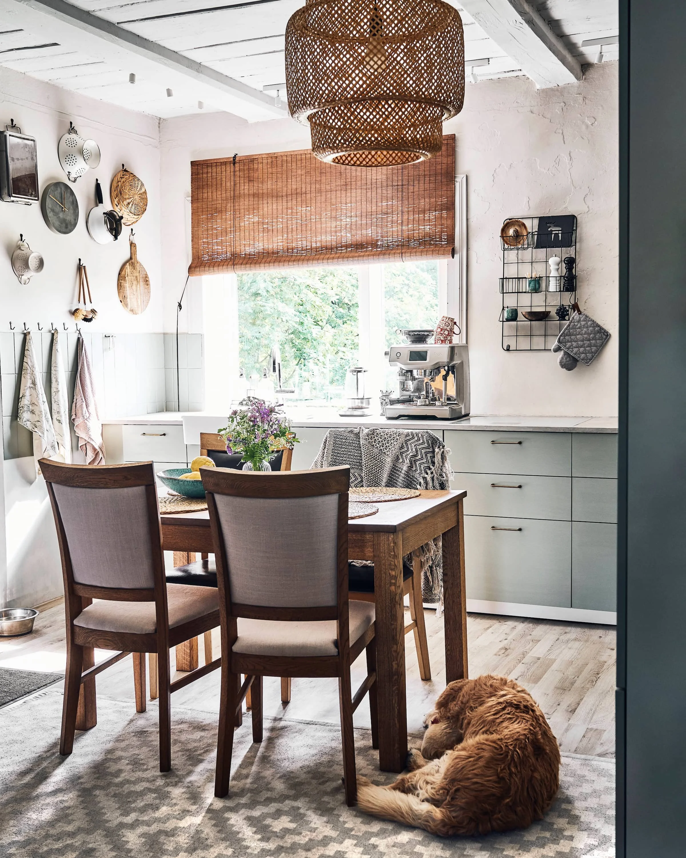 Vaade rohelisele taluköögile puidust aktsentidega