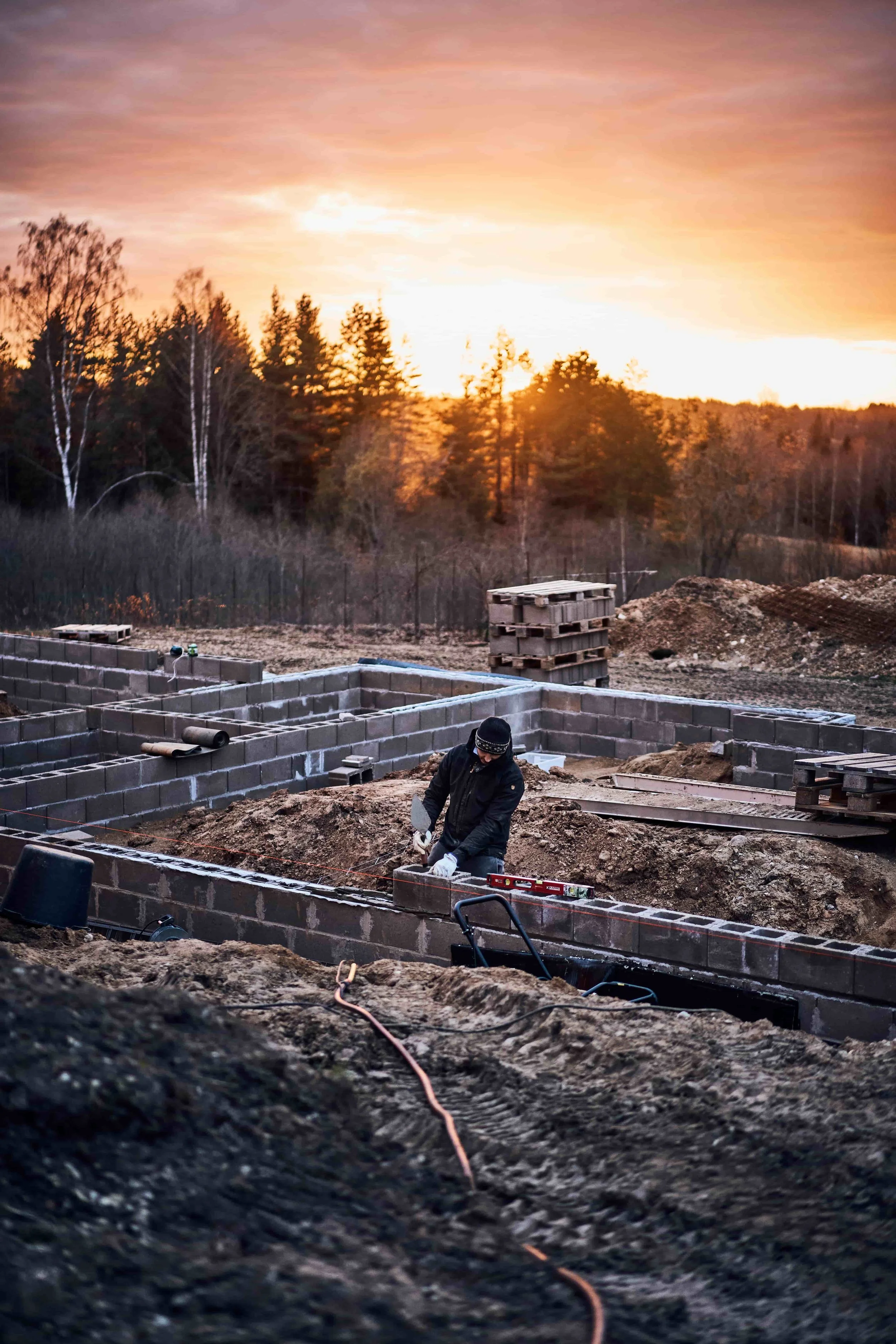 Tsema talu uue maja vundament ehituse käigus päikeseloojangus.