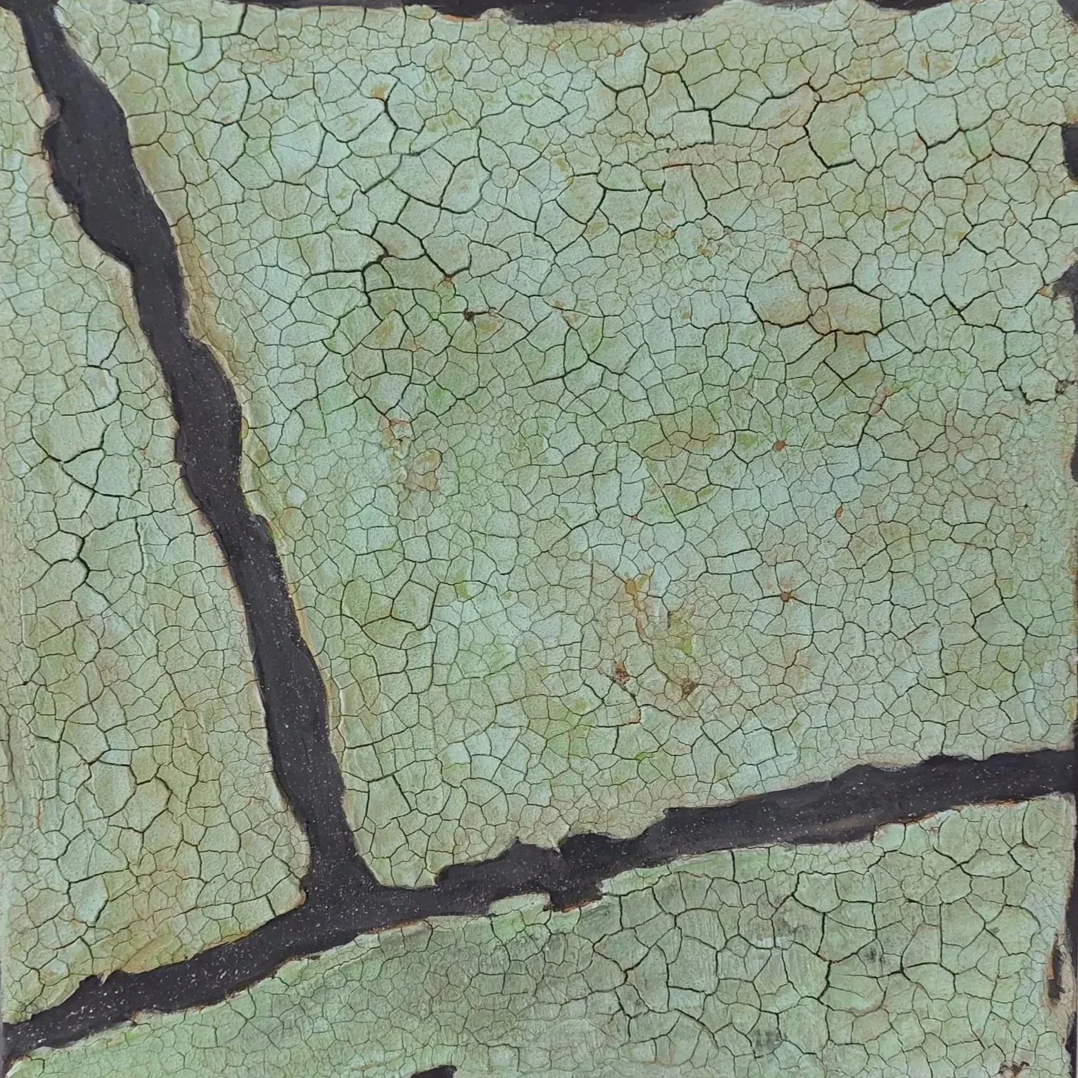 Abstraktes Strukturbild "So viel wie nötig, so wenig wie möglich" mit Lehm und Gouache auf Leinwand und mit Riss-Struktur und archaischem Charme von Beate Schumann