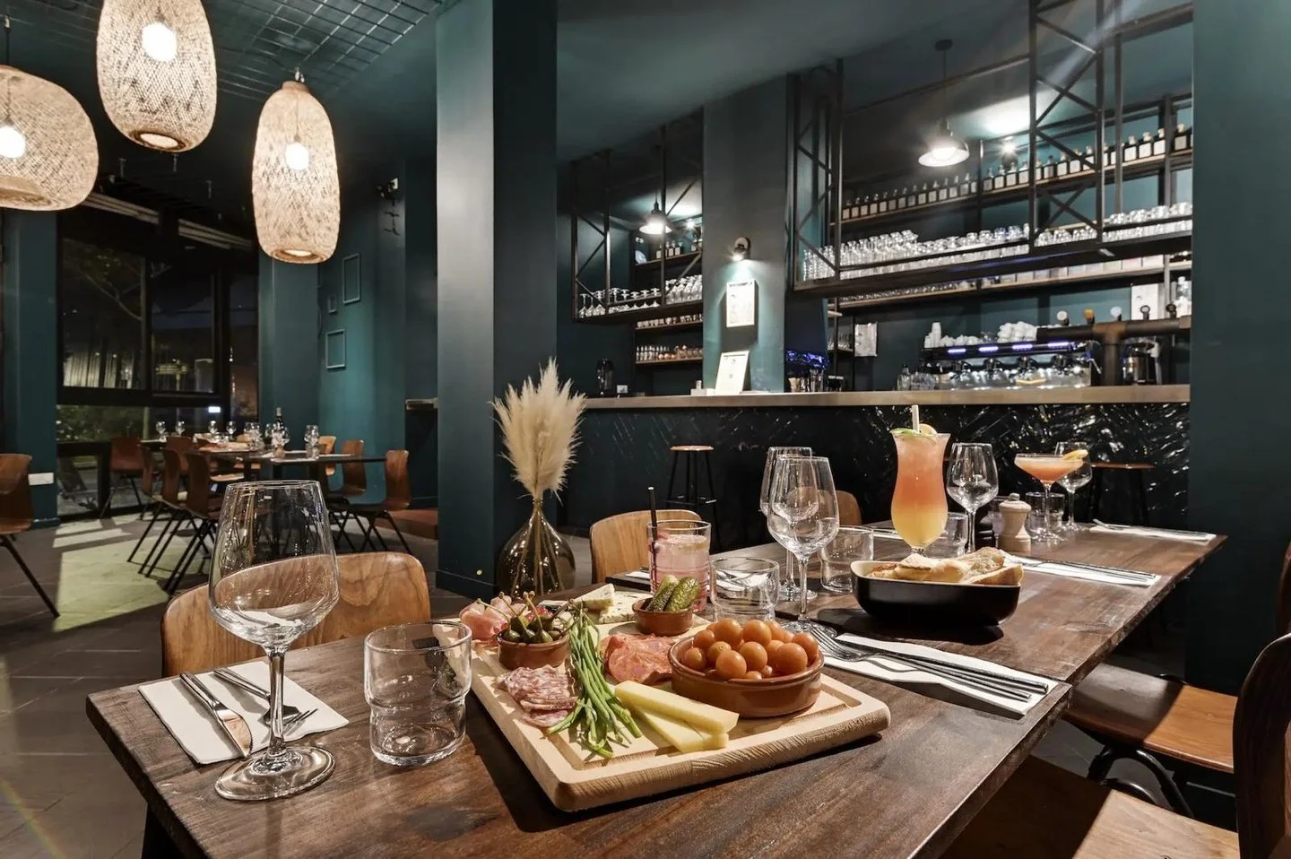 Tables du Bar de The Wrong Side préparées pour un cocktail ou dîner d’entreprise à Paris 18e