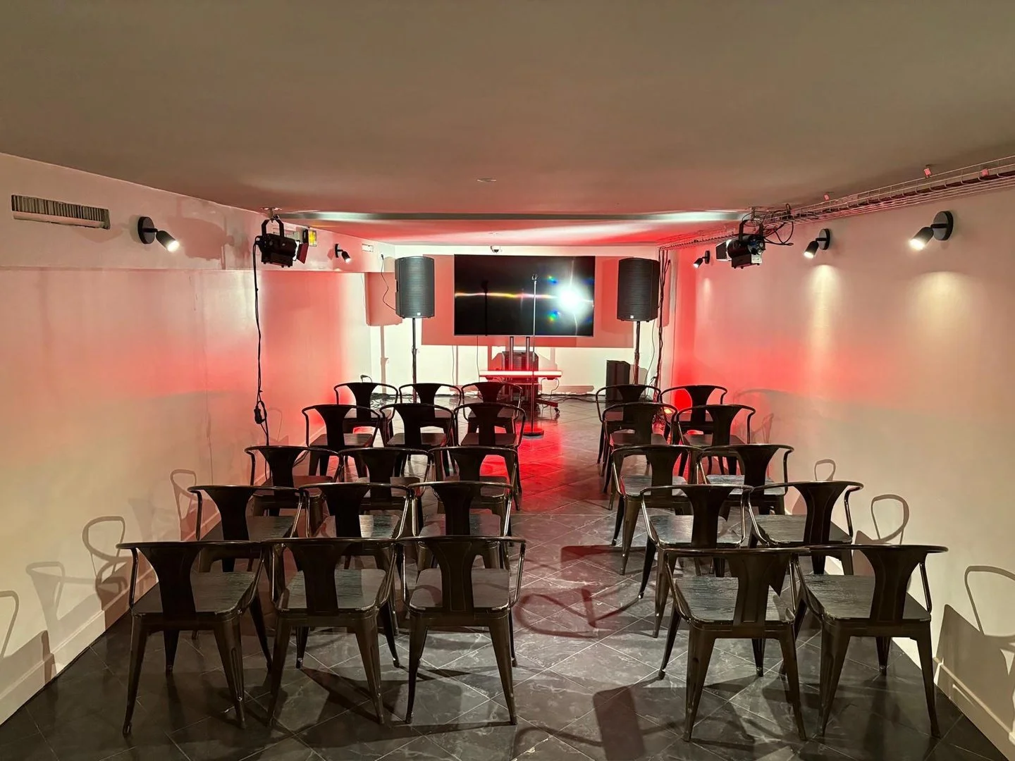Le Salon de The Wrong Side aménagé pour réunion et présentation à Paris 18e