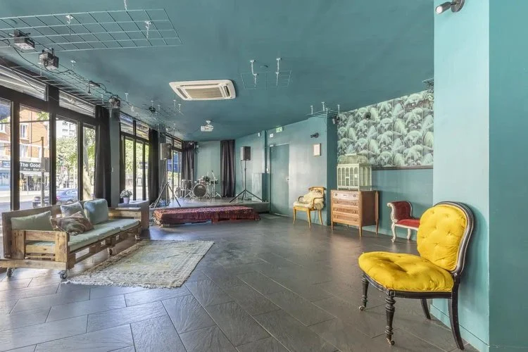 Vue générale de La Scène de The Wrong Side, espace événementiel à Paris 18e