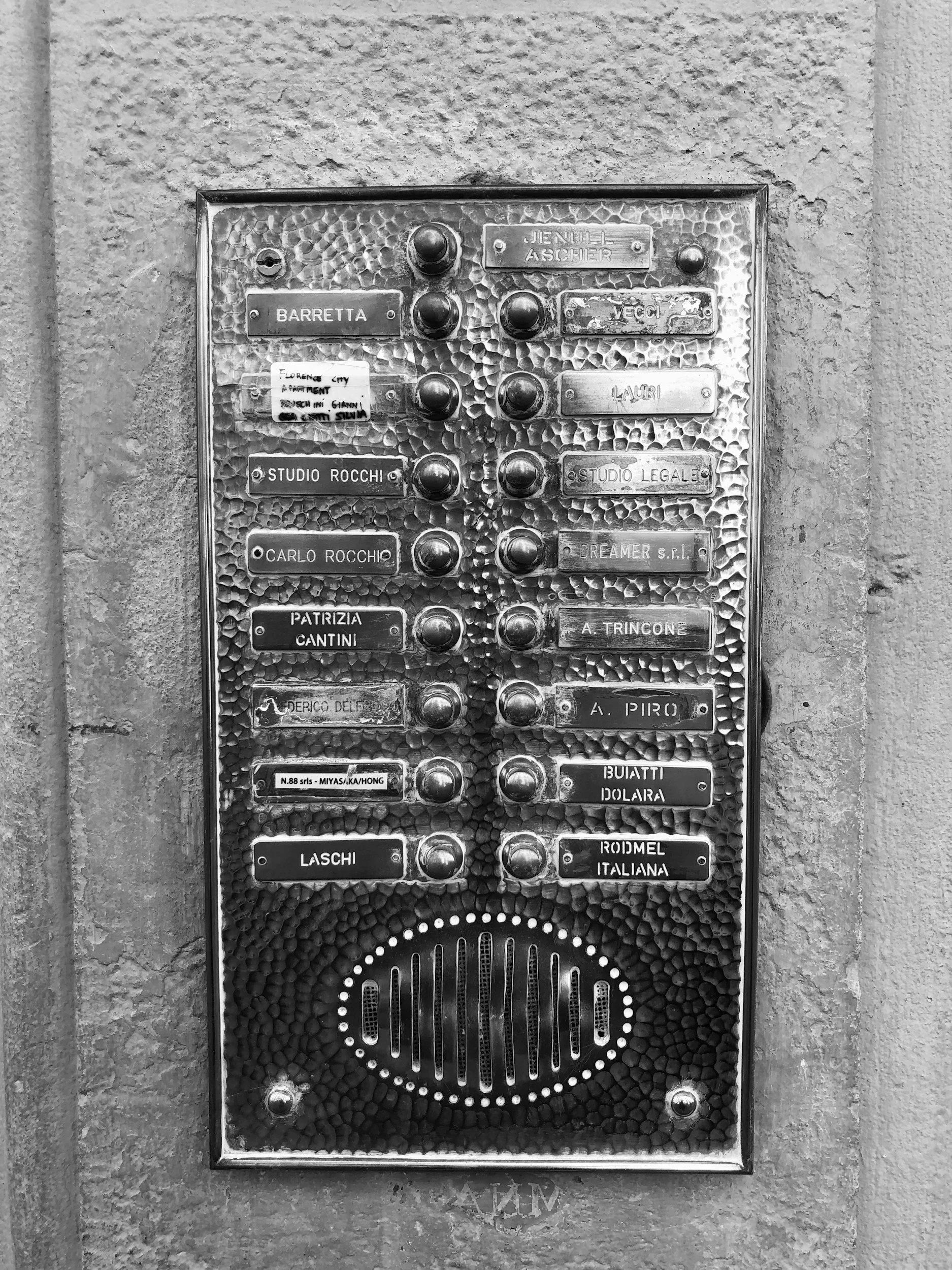 Mehrfamilienhaus-Türöffnungsanlage mit Klingelschildern und Lautsprecher, Daten in Schwarz-Weiß.