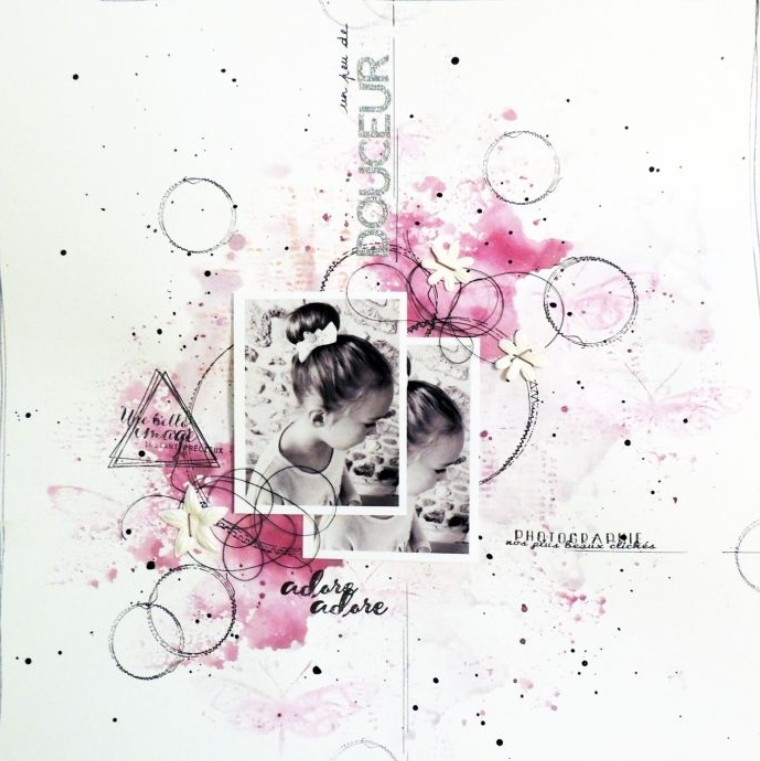 Page scrapée avec deux photos d'une petite fille avec un chignon, entourées de dessins, de cercles et de taches roses et noires, dans une composition artistique et attrayante.