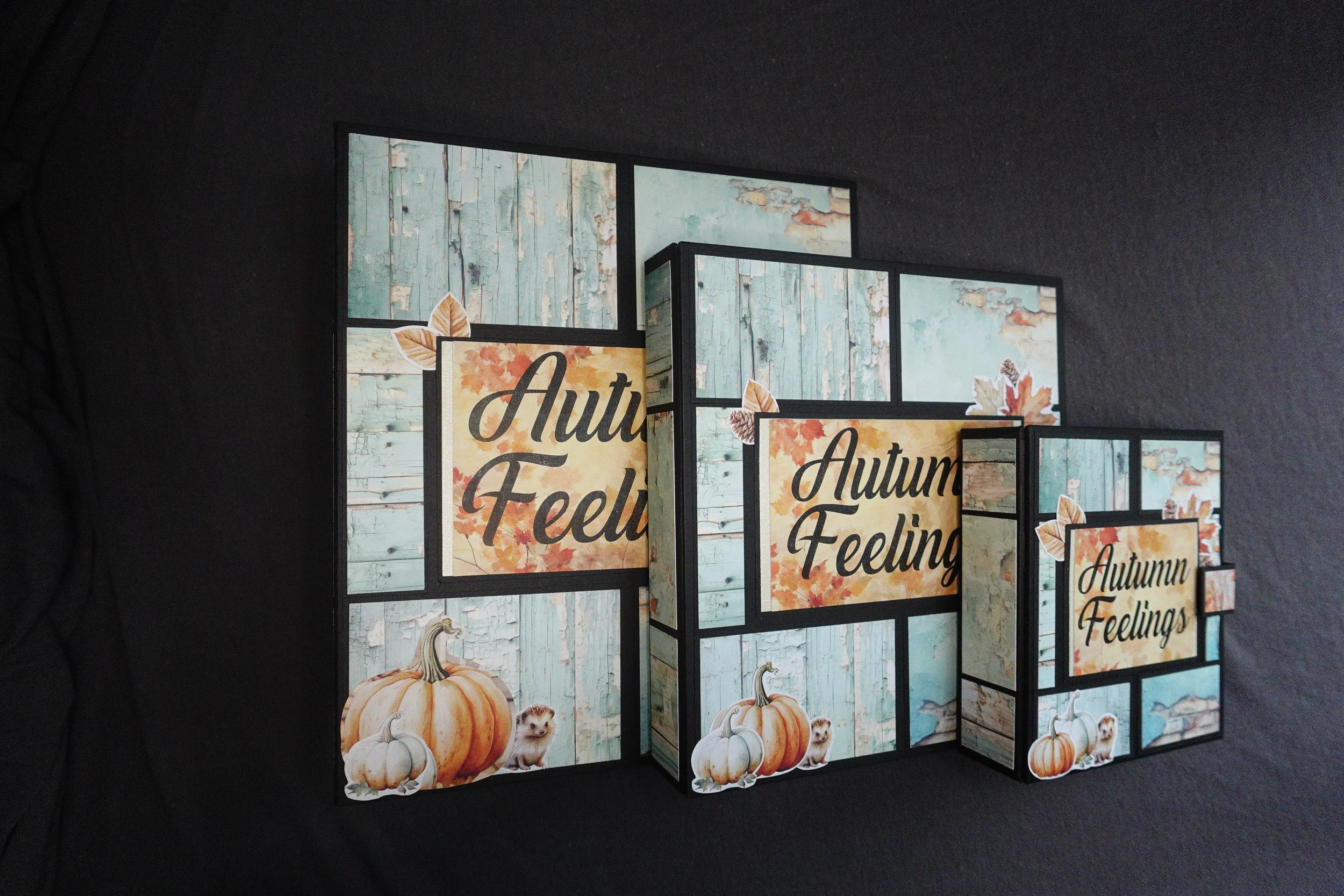 Album photos hyper personnalisés avec des papiers de grande qualité. Décor automnal avec un titre affichant 'Autumn Feeling' sur un fond de planches en bois peintes en bleu, ornés de feuilles d'automne, de petites citrouilles et d'une souris