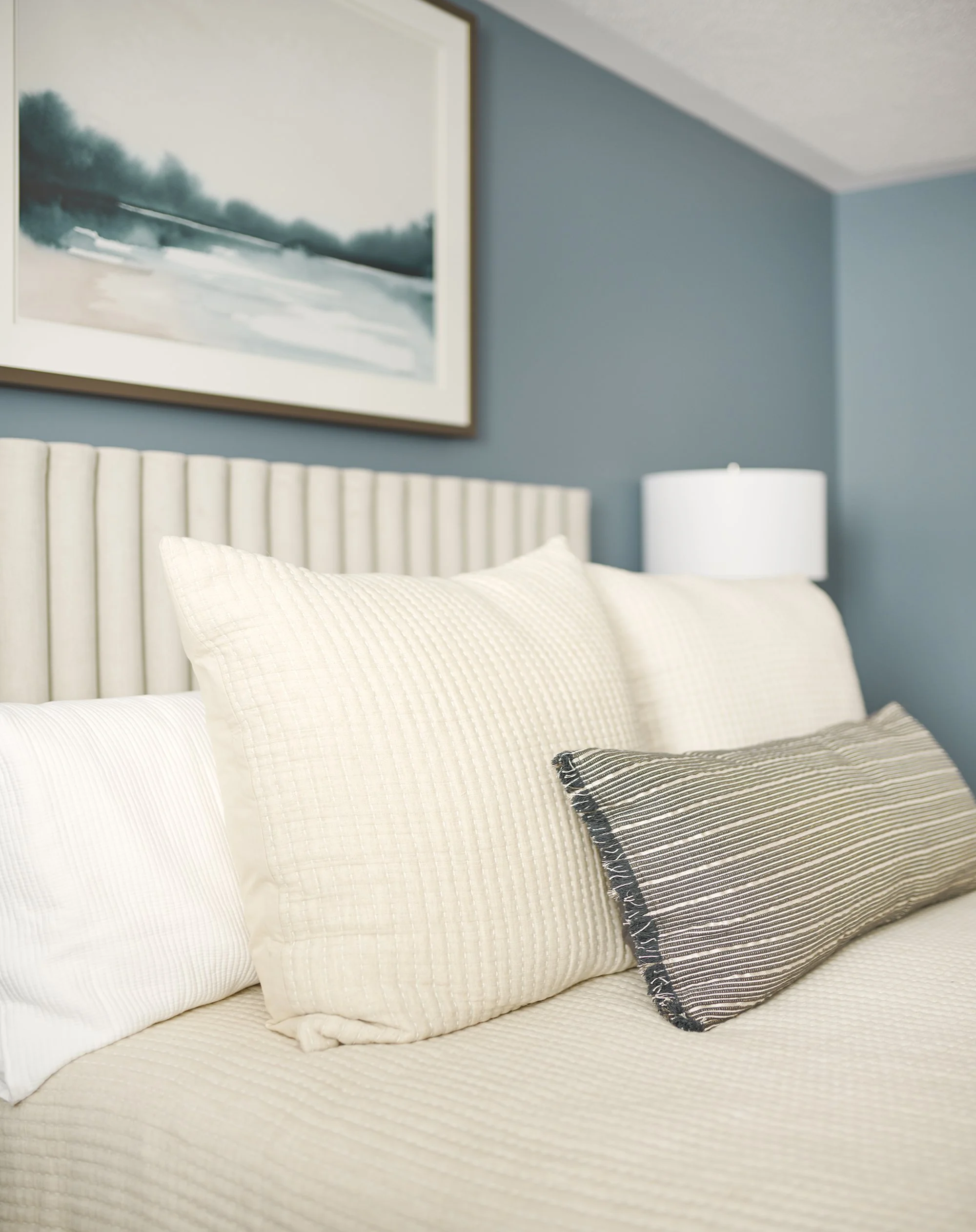 Principal bedroom design in Ottawa featuring luxurious layered bedding. 