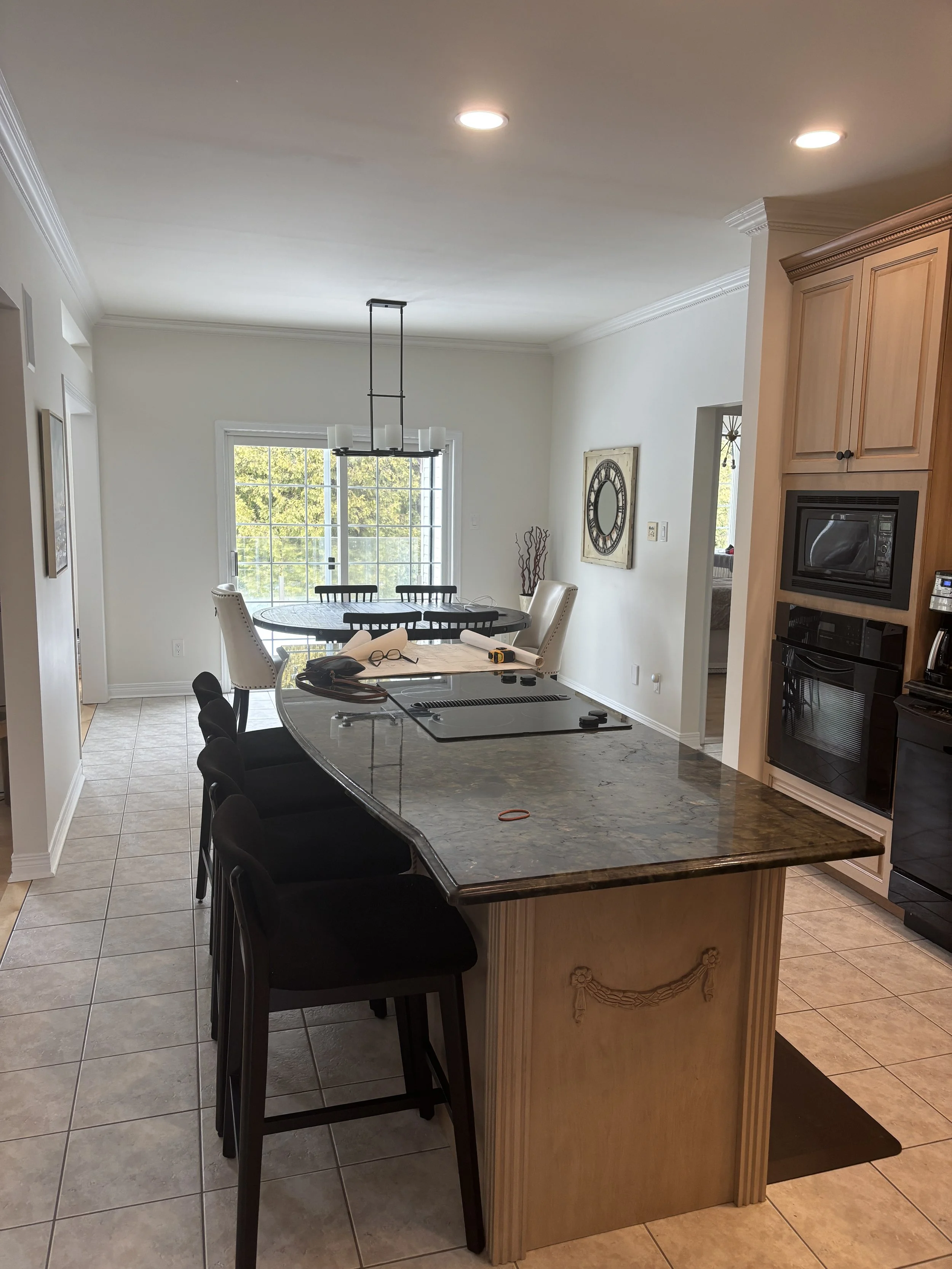 Kitchen renovation Ottawa before photo featuring pickled oak cabinets and cooktop in the island.