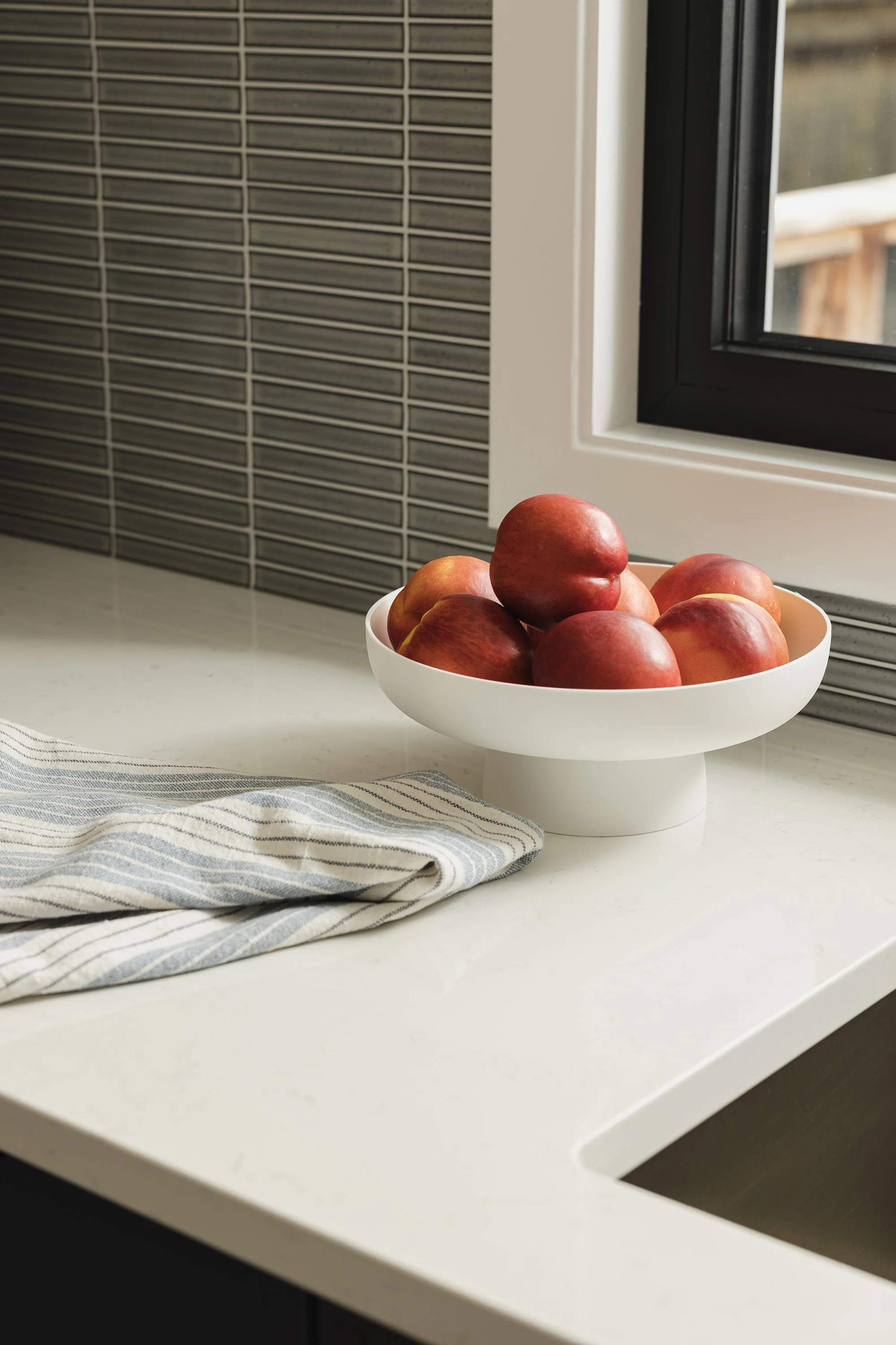 Ottawa interior design featuring a linear mosaic backsplash and quartz countertop. 